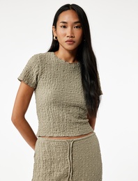 Bürümcük Kumaş Slim Fit Kısa Kollu Bisiklet Yaka Dokulu Bluz