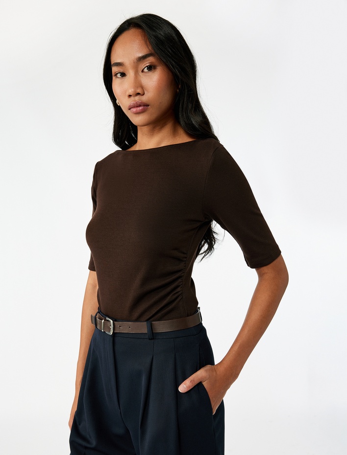  Slim Fit Kısa Kollu Kayık Yaka Drape Detaylı Tişört