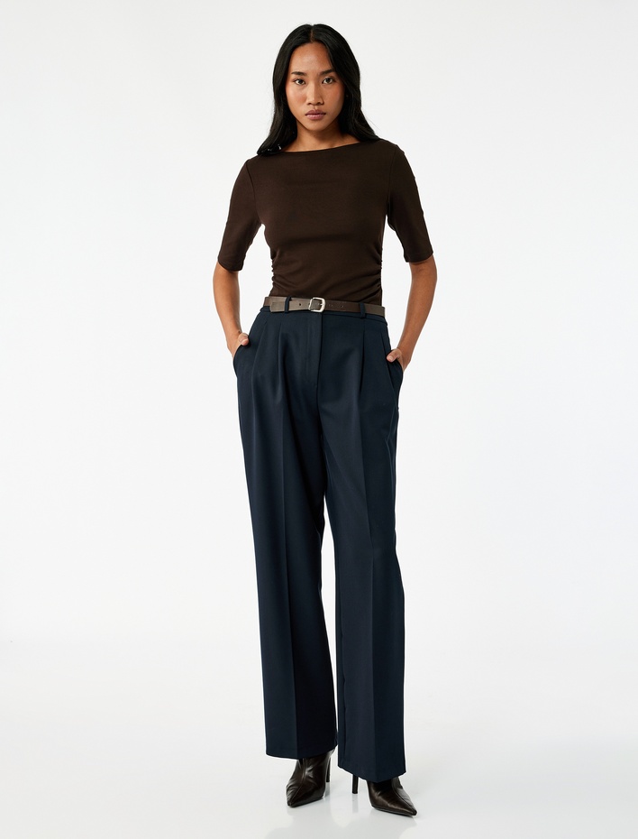  Slim Fit Kısa Kollu Kayık Yaka Drape Detaylı Tişört