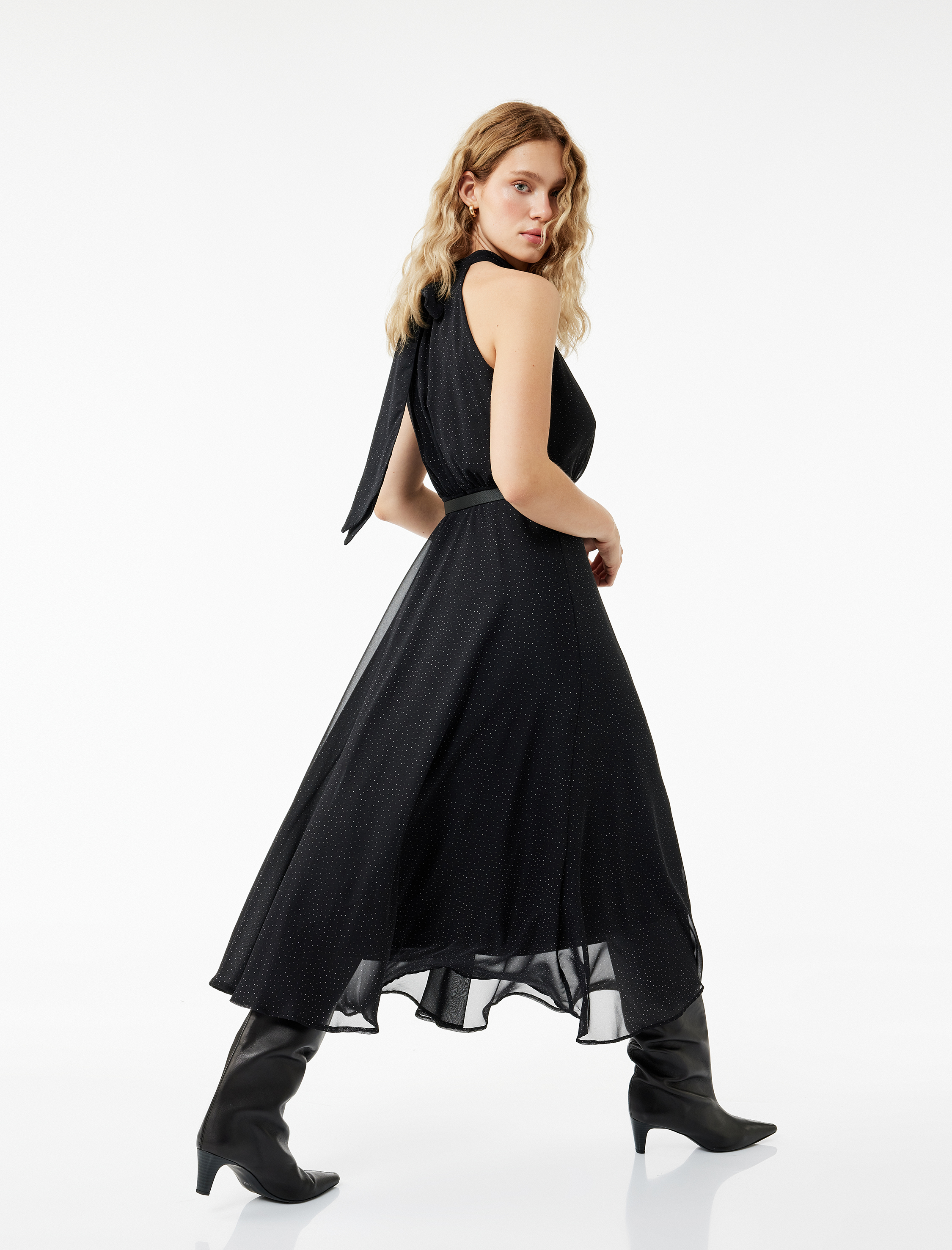   Puantiyeli Kemerli Halter Yaka Midi Boy Şifon Elbise