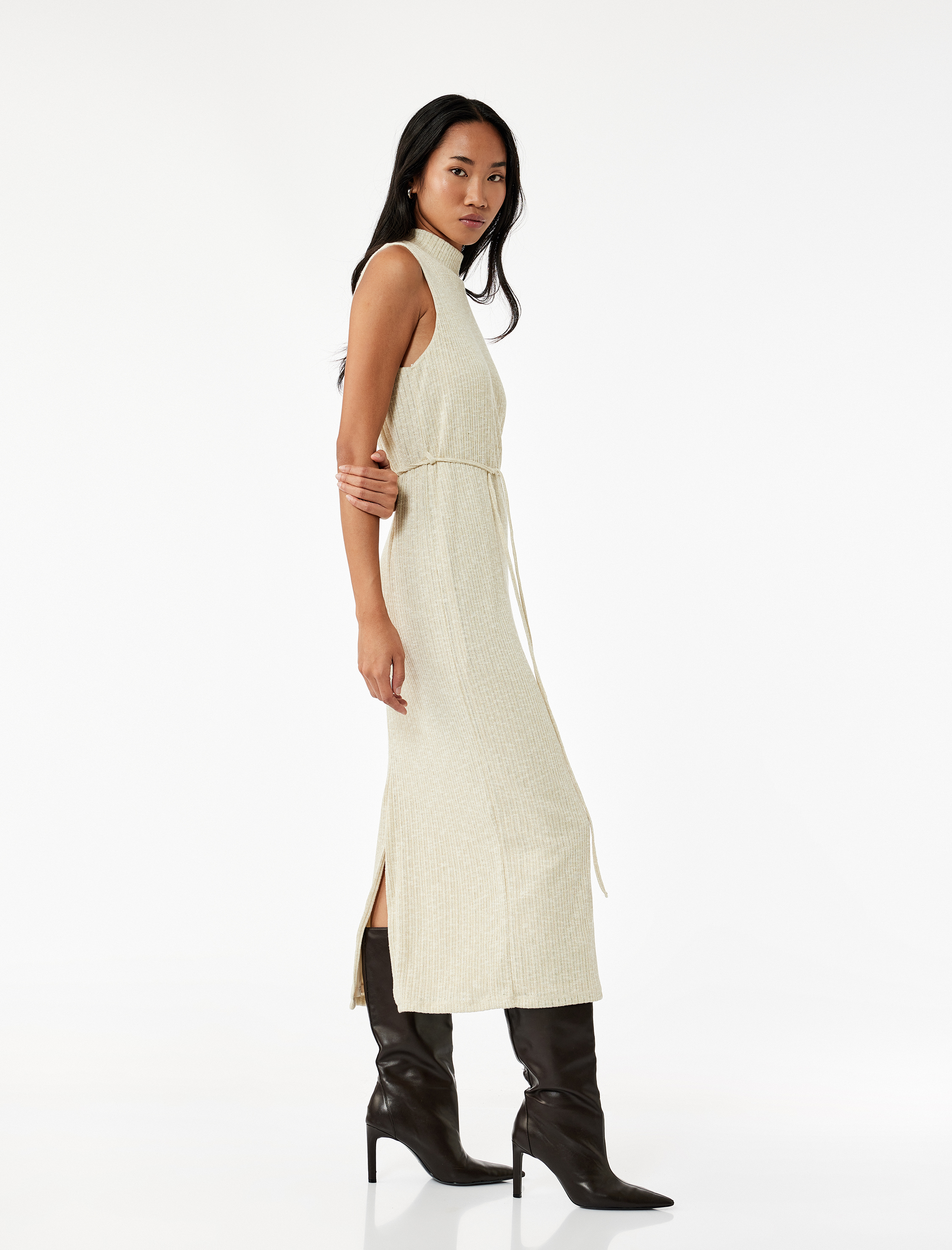   Slim Fit Parıltılı Kemerli Kolsuz Dik Yaka Midi Boy Kalem Elbise