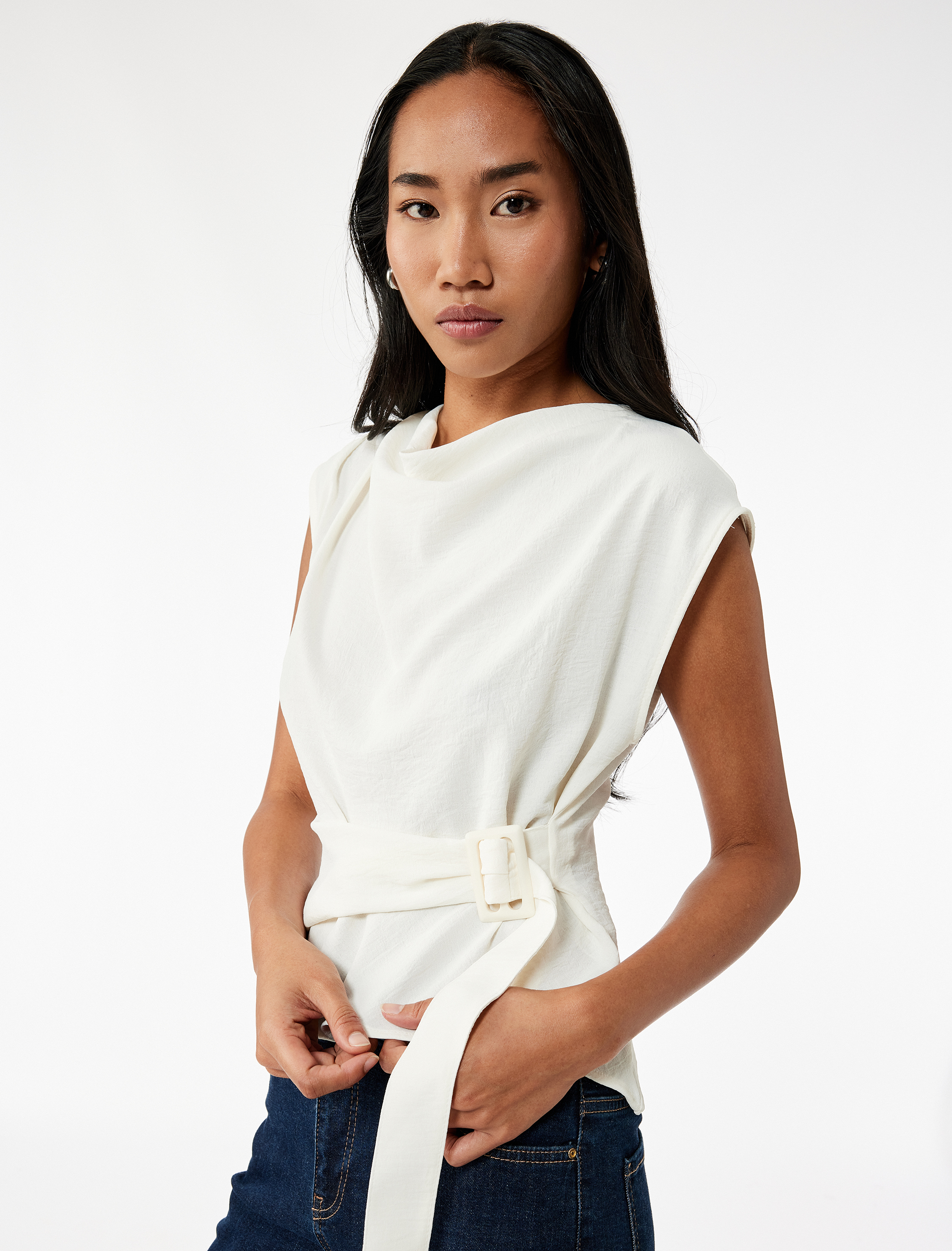   Aerobin Kumaş Kolsuz Degaje Yaka Kemer Detaylı Bluz