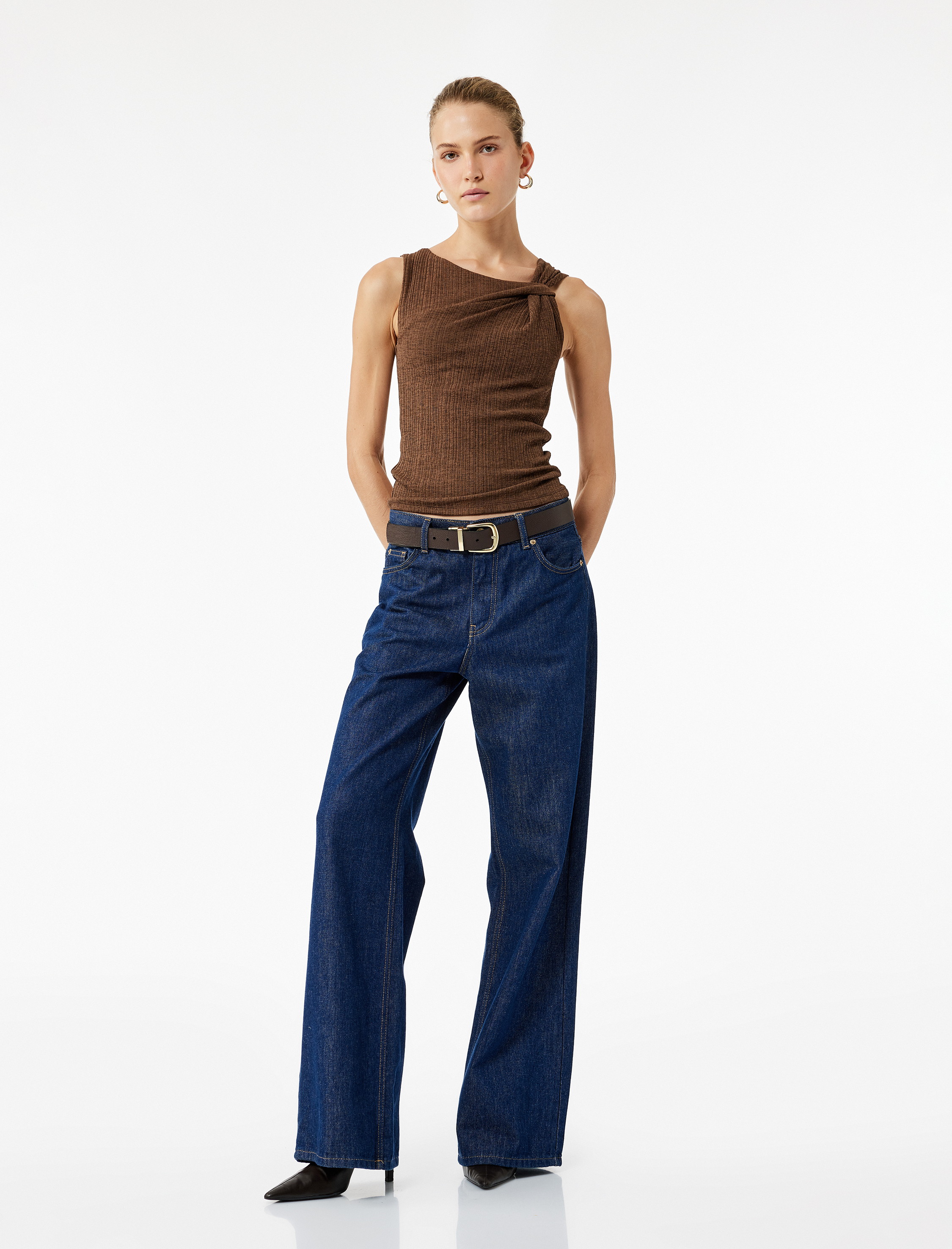   Yarı Transparan Asimetrik Düğüm Detaylı Kolsuz Bluz