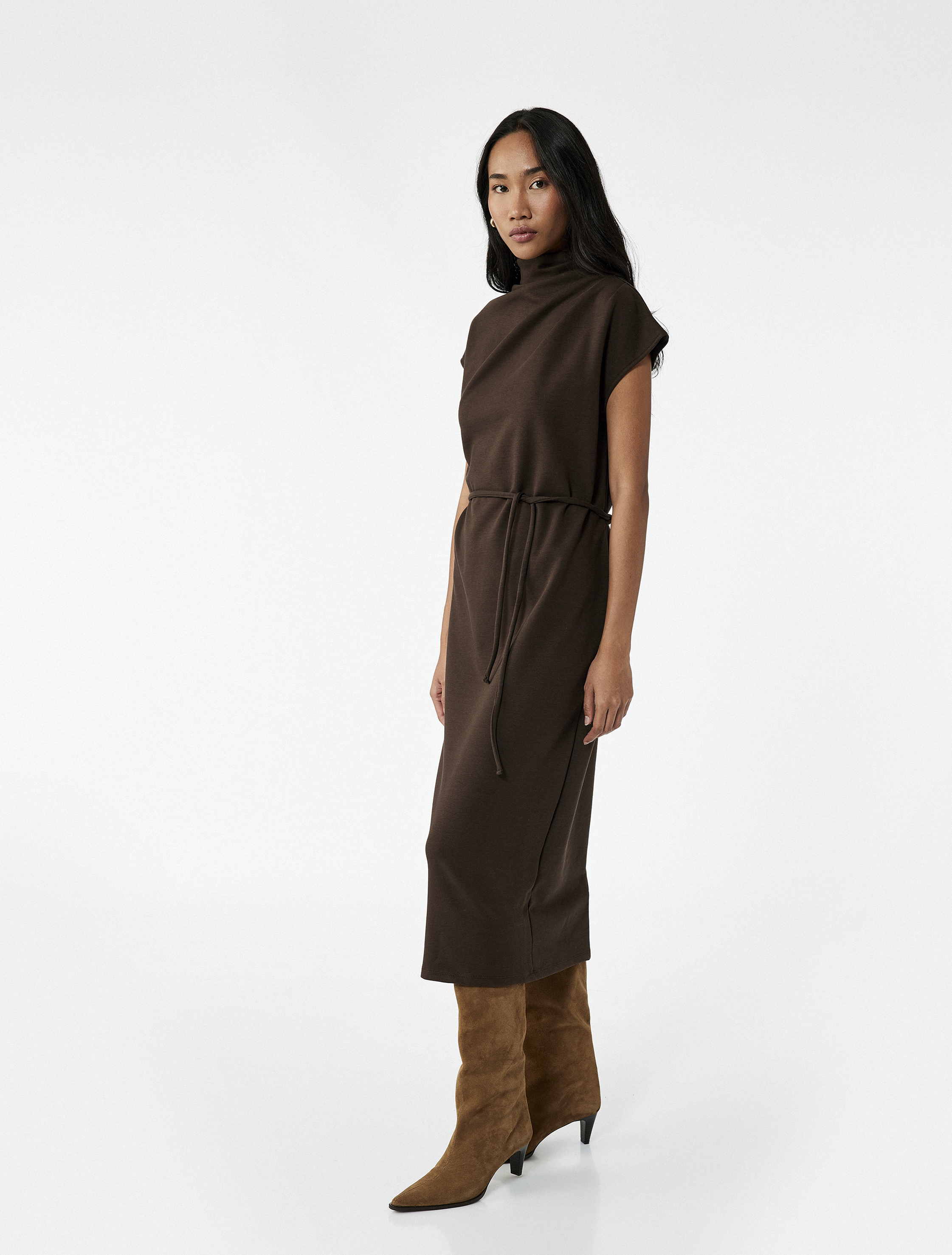   Slim Fit Kemerli Dik Yaka Drape Detaylı Kolsuz Midi Boy Kalem Elbise