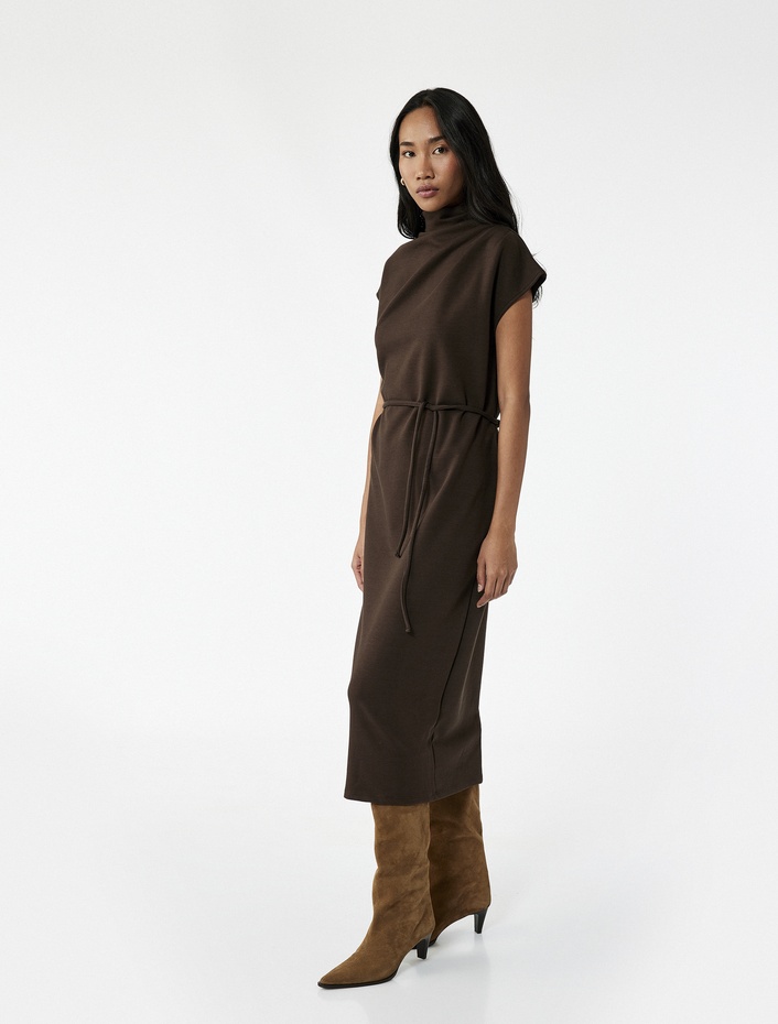  Slim Fit Kemerli Dik Yaka Drape Detaylı Kolsuz Midi Boy Kalem Elbise