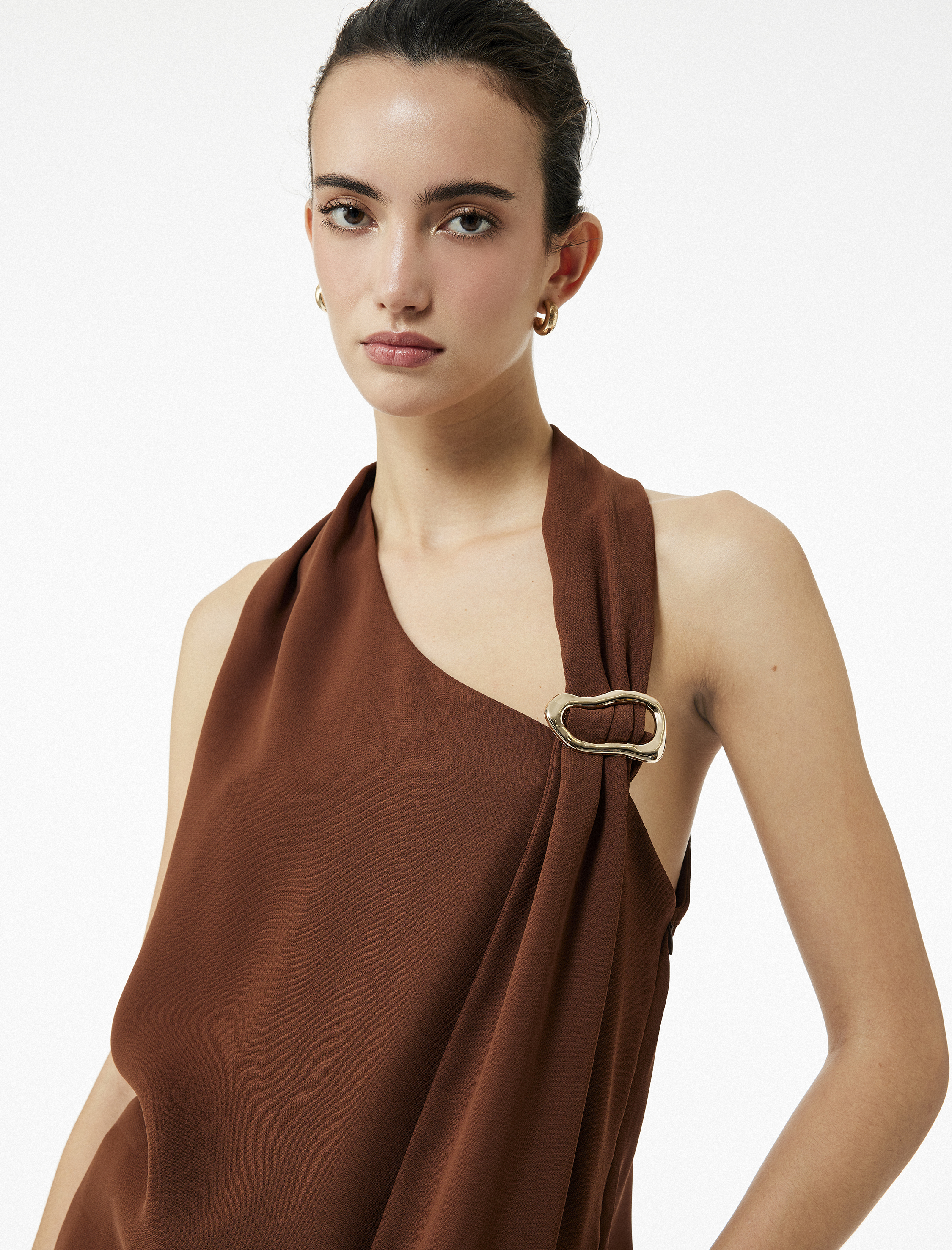   Krep Kumaş Metal Aksesuarlı Asimetrik Halter Yaka Kolsuz Bluz