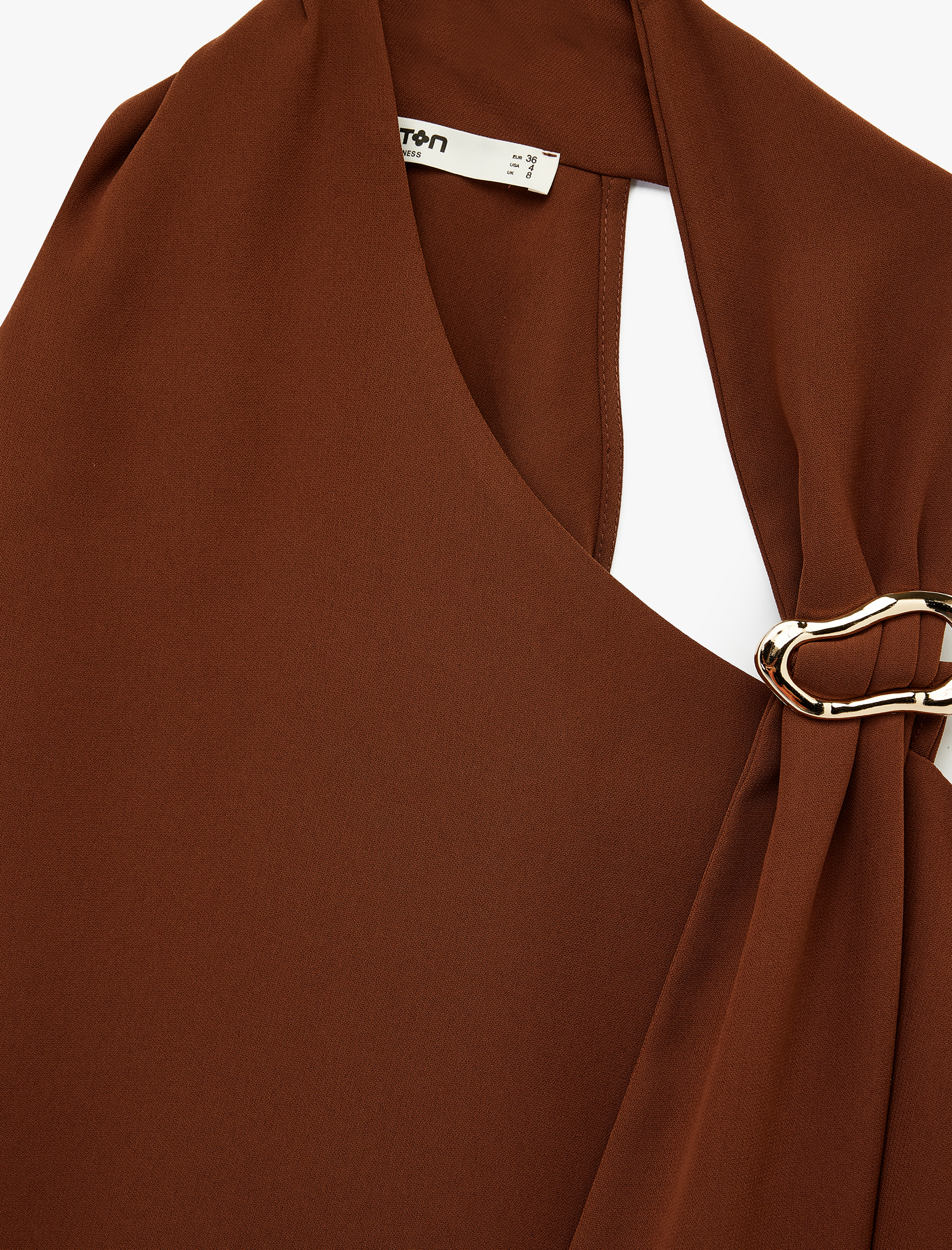   Krep Kumaş Metal Aksesuarlı Asimetrik Halter Yaka Kolsuz Bluz