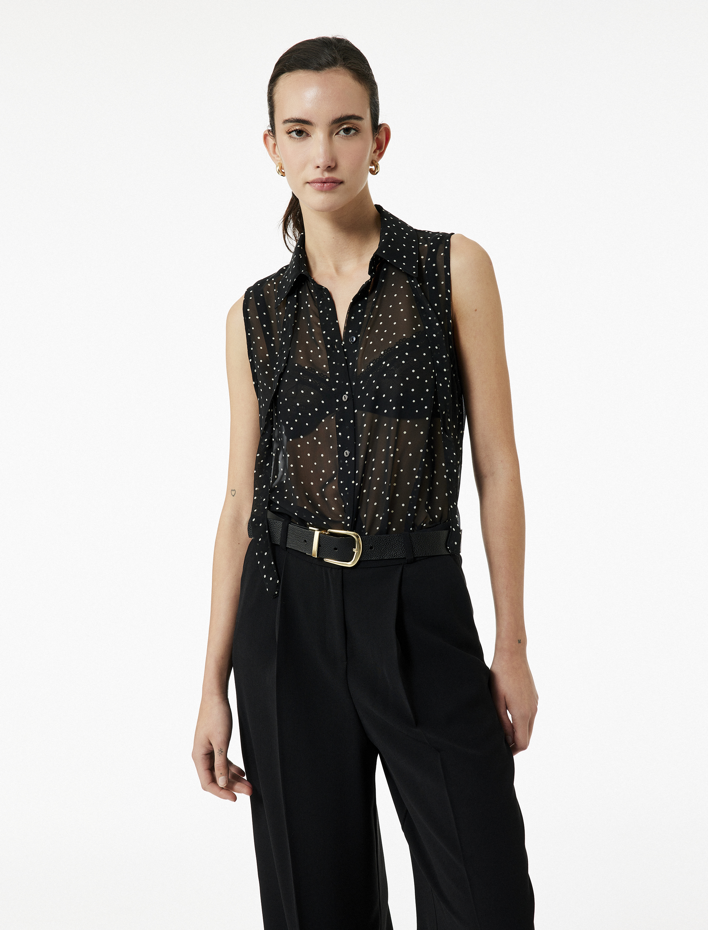   Klasik Yaka Puantiyeli Kolsuz Şifon Gömlek