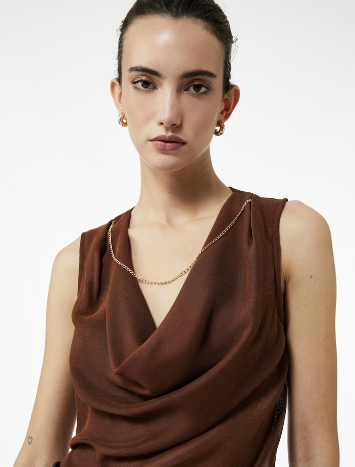  Viskon Kumaş Zincir Detaylı Degaje Yaka Kolsuz Bluz