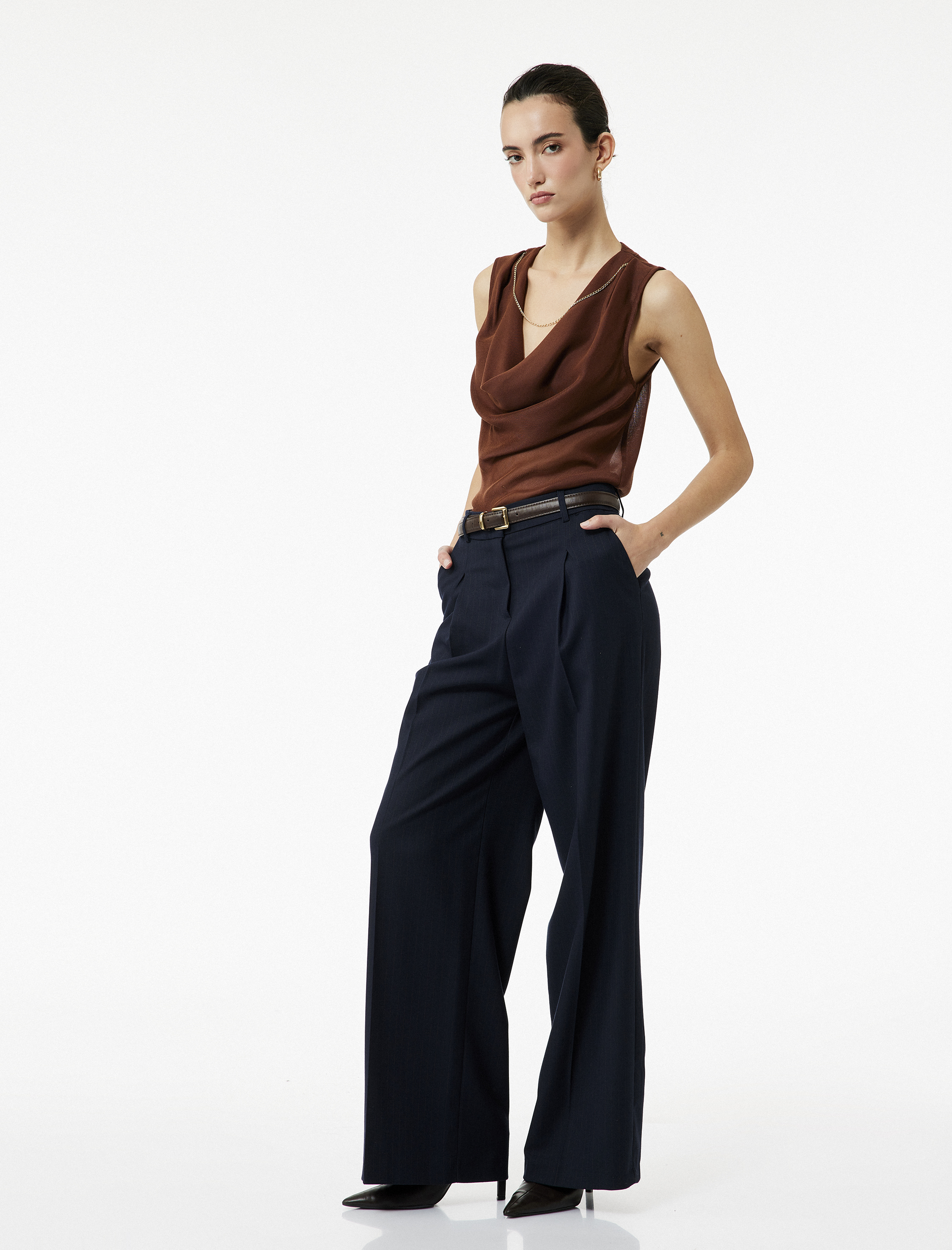   Viskon Kumaş Zincir Detaylı Degaje Yaka Kolsuz Bluz