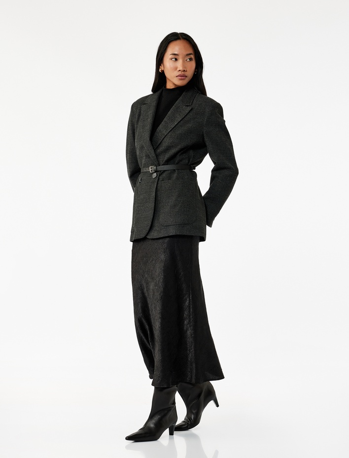  Slim Fit Balık Kesim Dokulu Midi Saten Etek