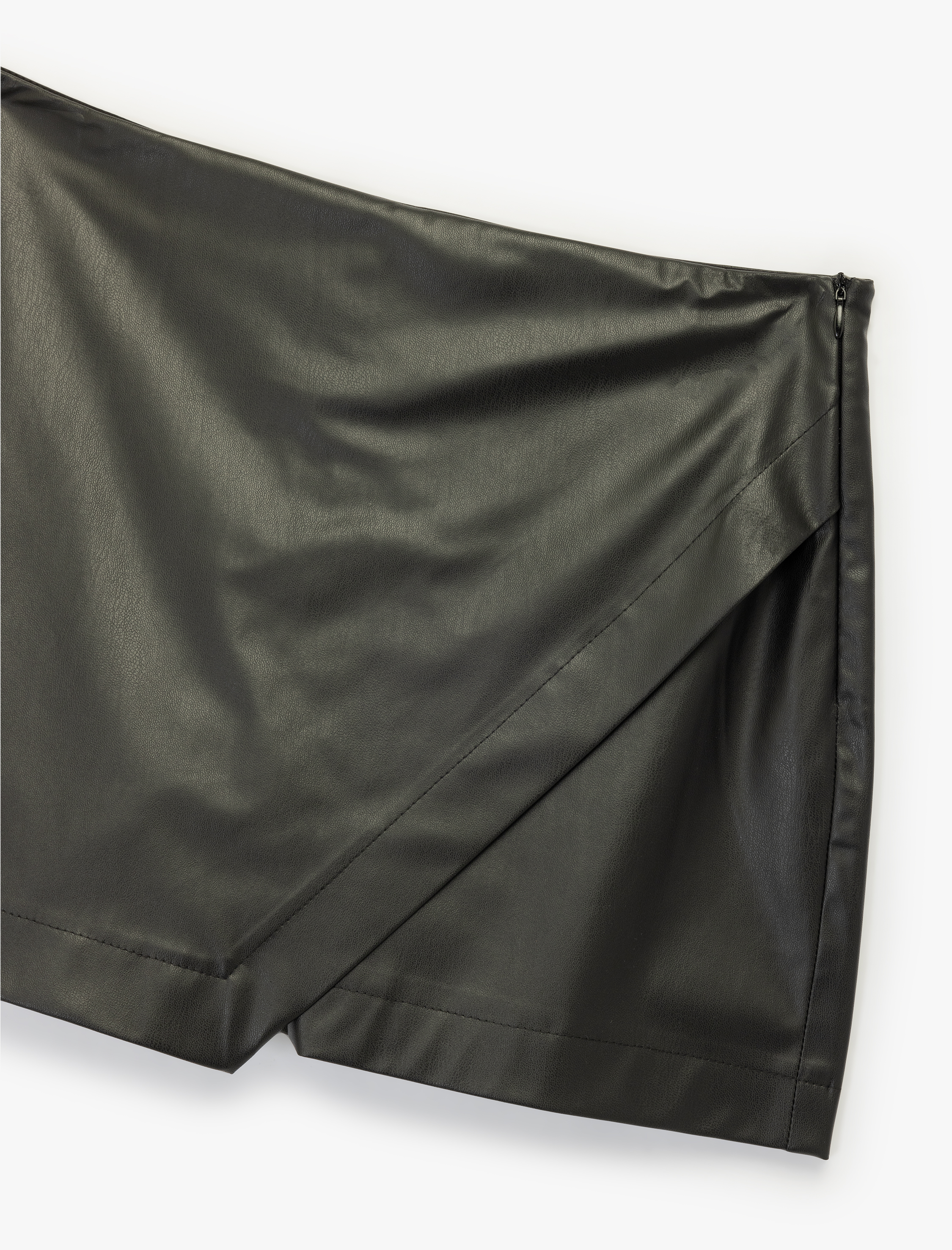   Slim Fit Asimetrik Kesim Kruvaze Suni Deri Şort Etek