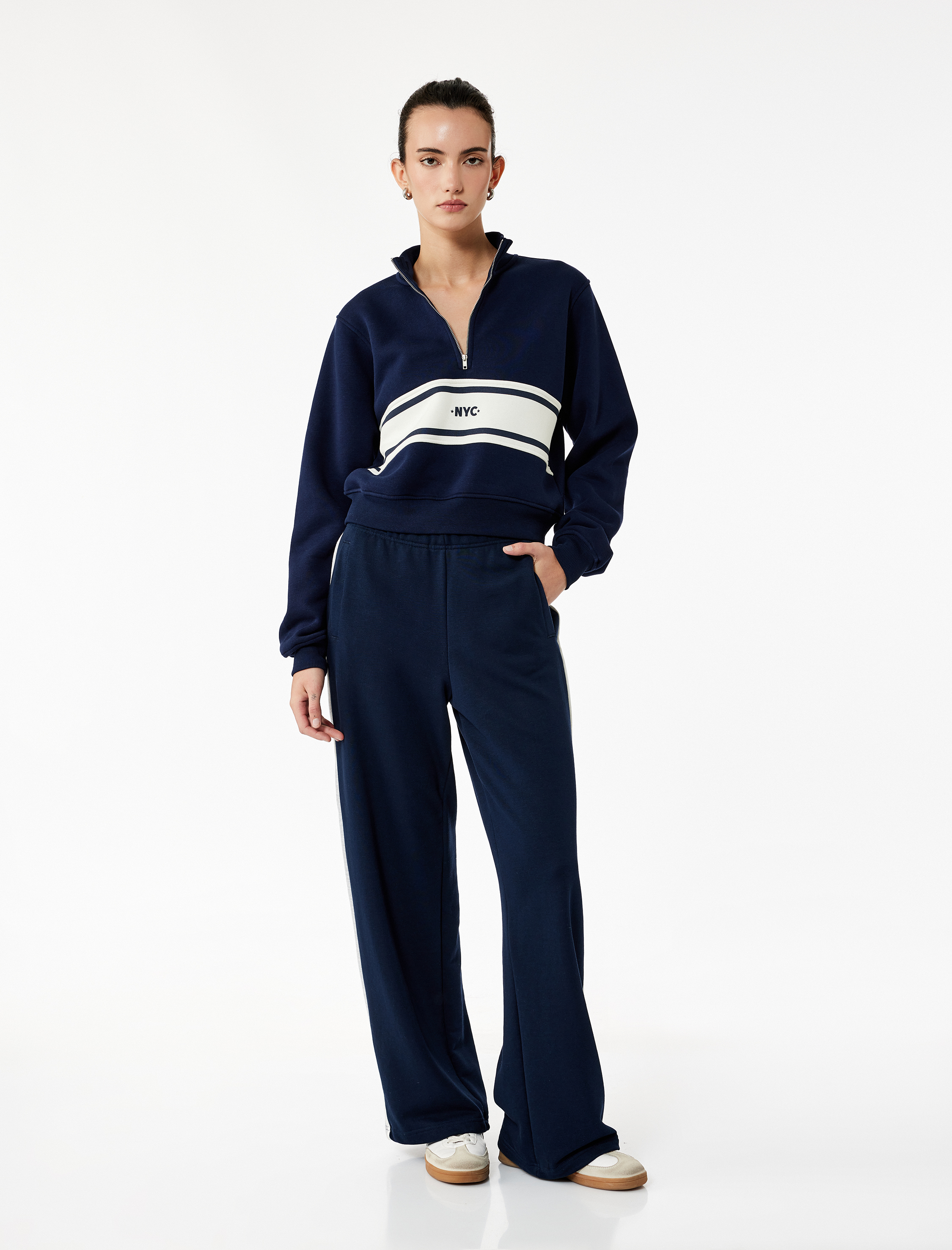 Şardonlu Kolej Temalı Uzun Kollu Dik Yaka Yarım Fermuarlı Crop Sweatshirt