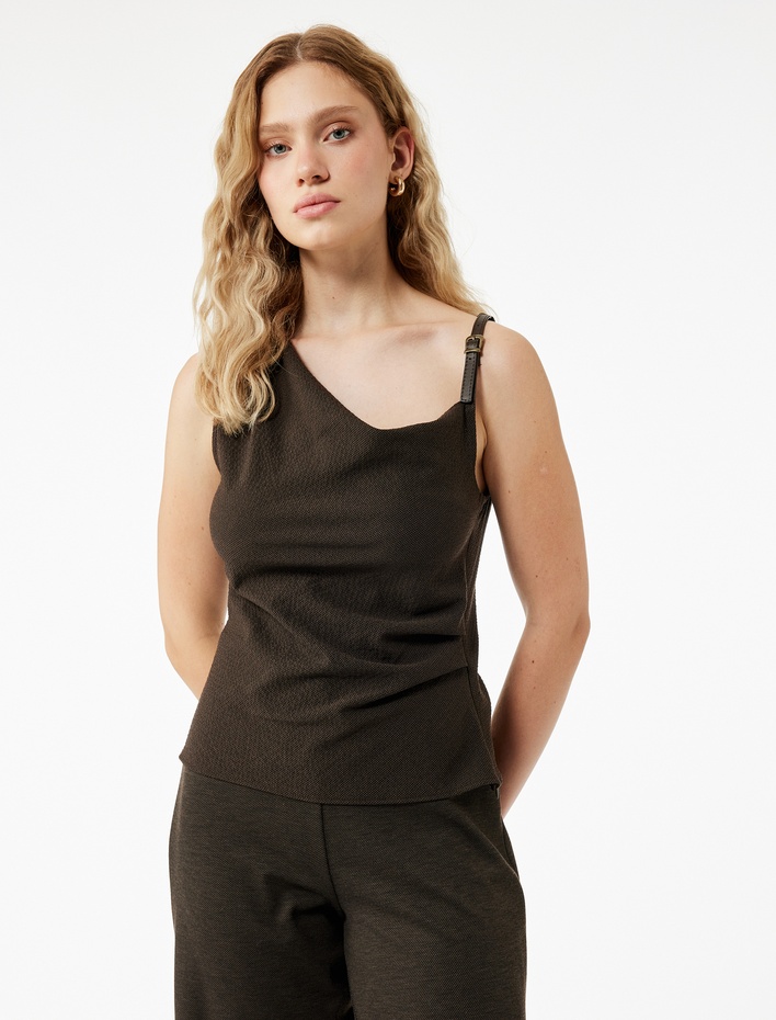  Drapeli Degaje Yaka Kemer Detaylı Viskon Karışımlı Kolsuz Bluz