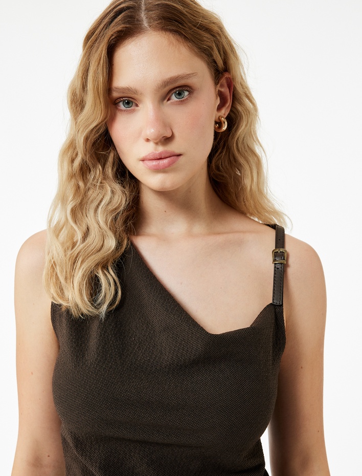  Drapeli Degaje Yaka Kemer Detaylı Viskon Karışımlı Kolsuz Bluz