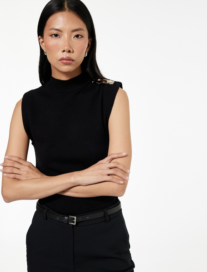  Drape Detaylı Dik Yaka Kolsuz Triko Kazak