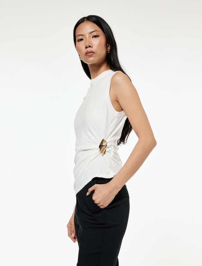  Aksesuar Detaylı Bisiklet Yaka Kolsuz Triko Bluz