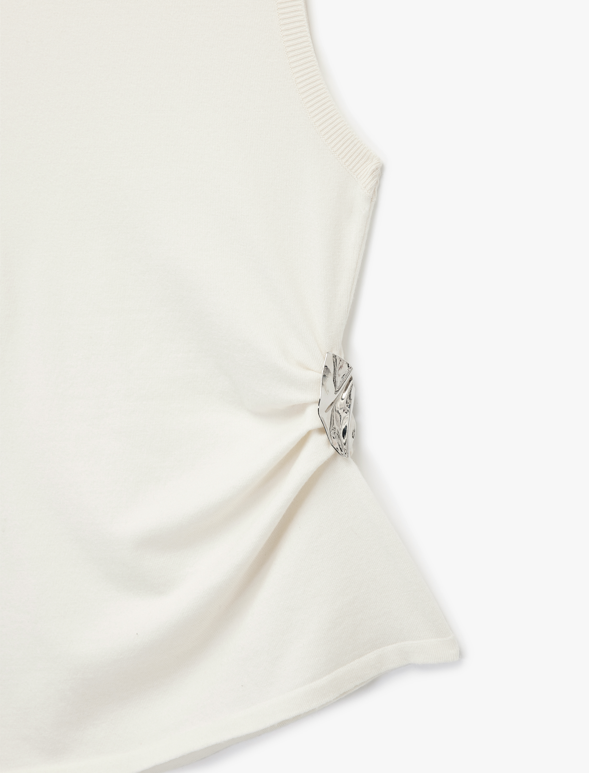   Aksesuar Detaylı Bisiklet Yaka Kolsuz Triko Bluz