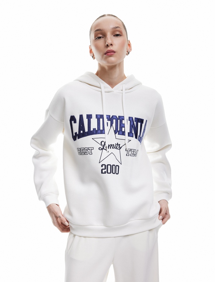  Üç İplik Şardonlu Kolej Nakış Detaylı Kapüşonlu Oversize Sweatshirt