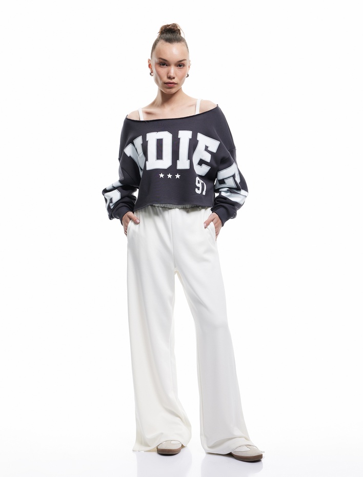  Uzun Kollu Şardonlu Oversize Kayık Yaka Baskılı Crop Sweatshirt