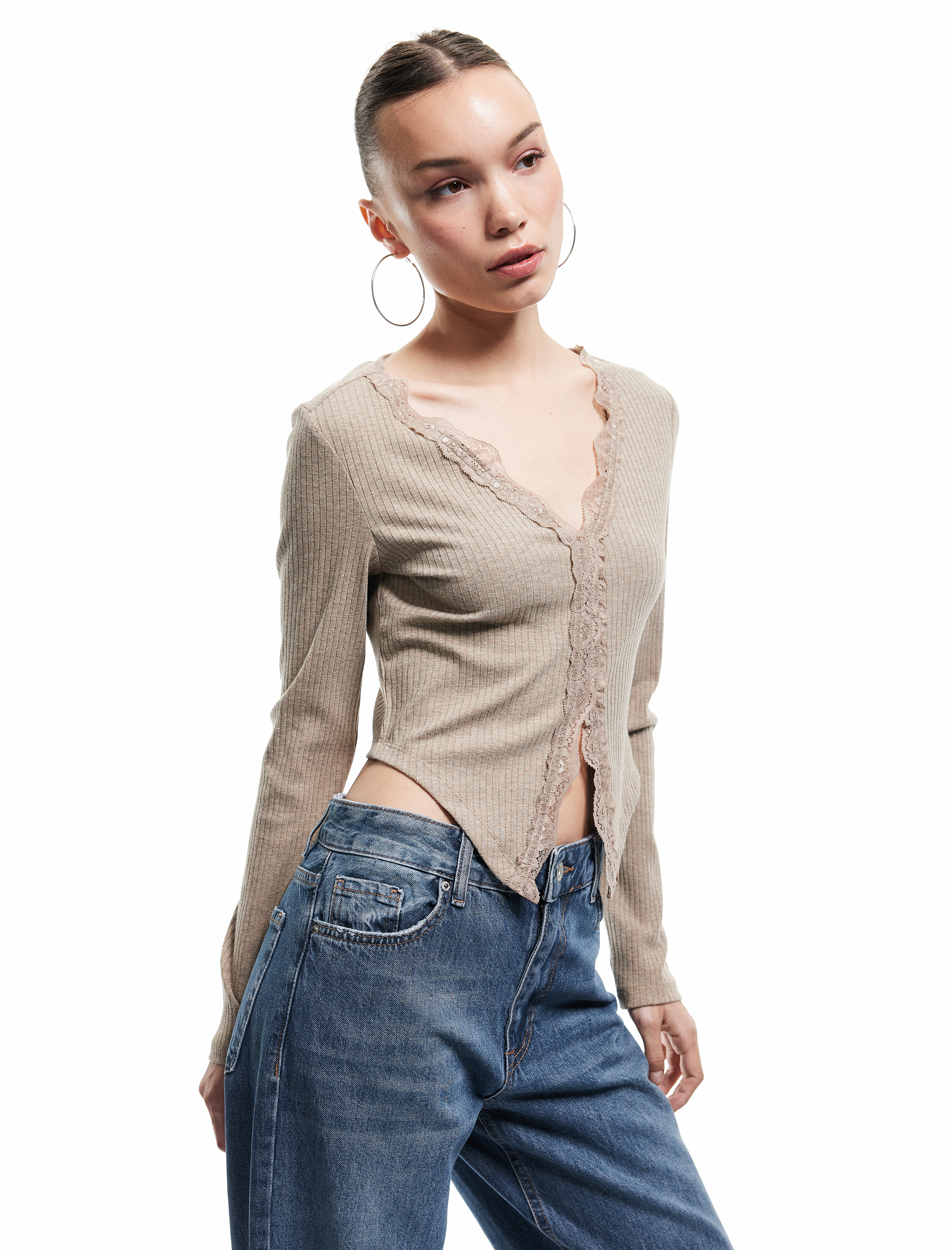   Kaşkorse Dantel Detaylı V Yaka Uzun Kollu Düğmeli Asimetrik Crop Tişört