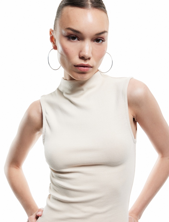  Basic Slim Fit Dik Yaka Modal Kolsuz Bluz