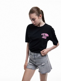 Kısa Kollu Bisiklet Yaka Pamuklu Arkası Baskılı Tişört