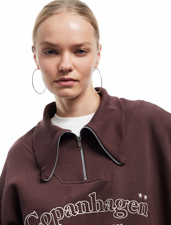  Şardonlu Uzun Kollu Yarım Fermuarlı Yaka Baskılı Oversize Sweatshirt