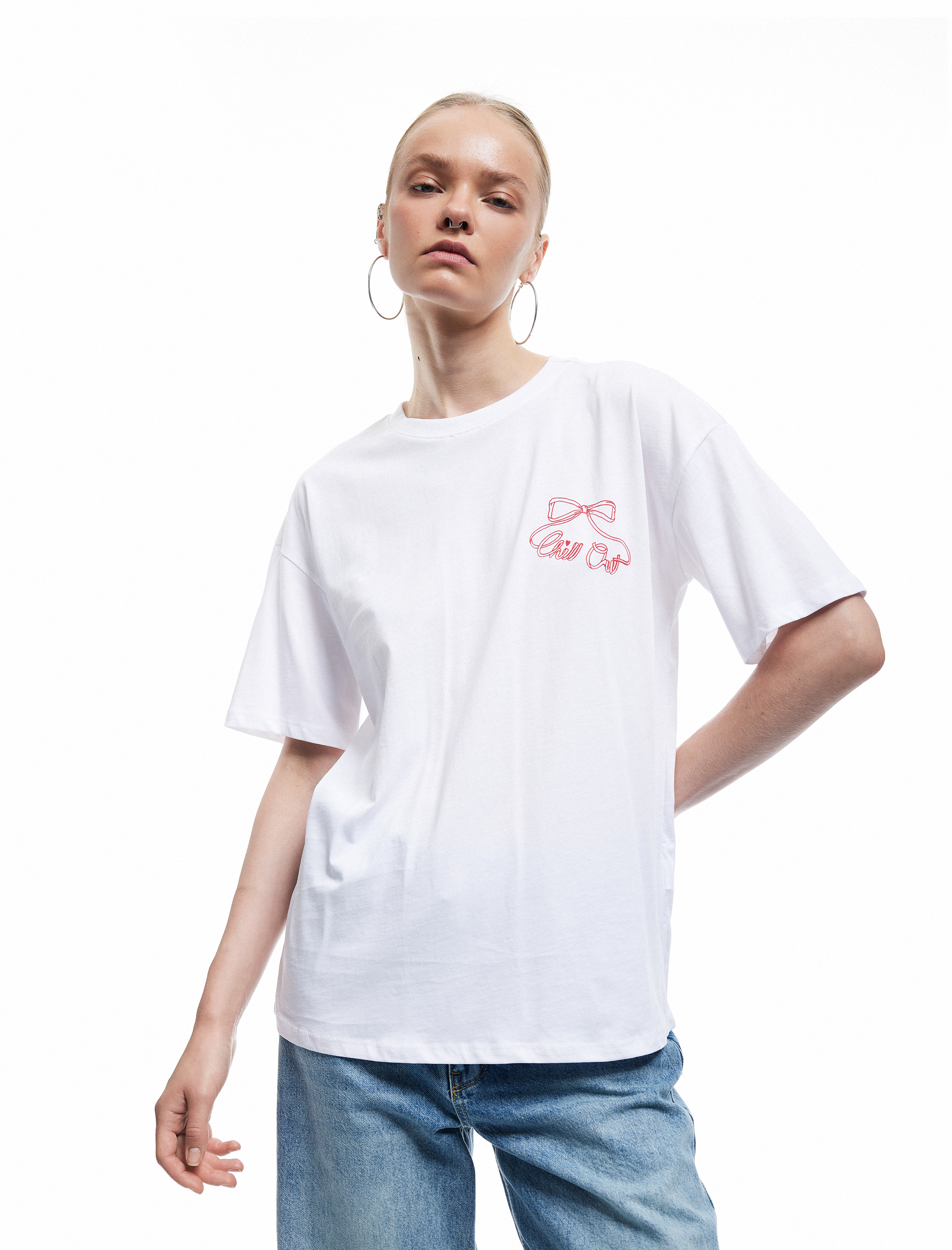   Bisiklet Yaka Kısa Kollu Pamuklu Arkası Fiyonk Baskılı Oversize Tişört