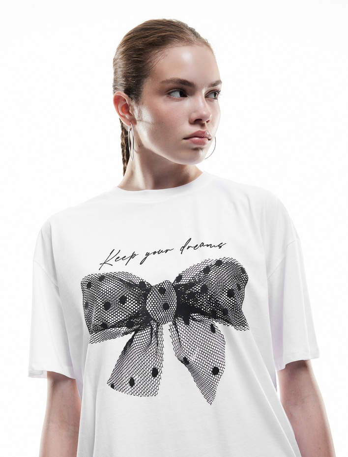  Pamuklu Kısa Kollu Bisiklet Yaka Fiyonk Baskılı Oversize Tişört