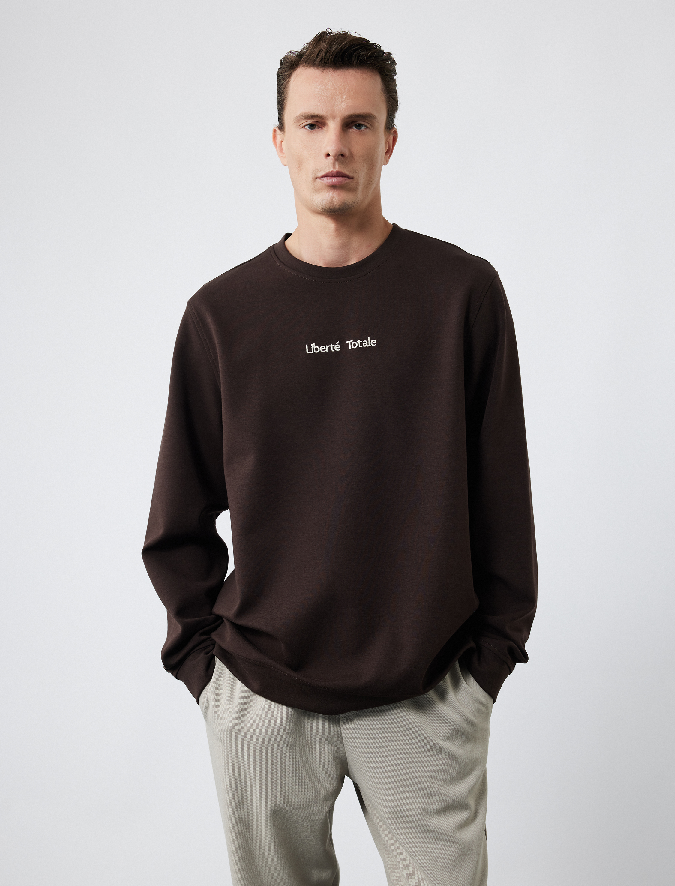   İşleme Detaylı Uzun Kollu Bisiklet Yaka Sweatshirt