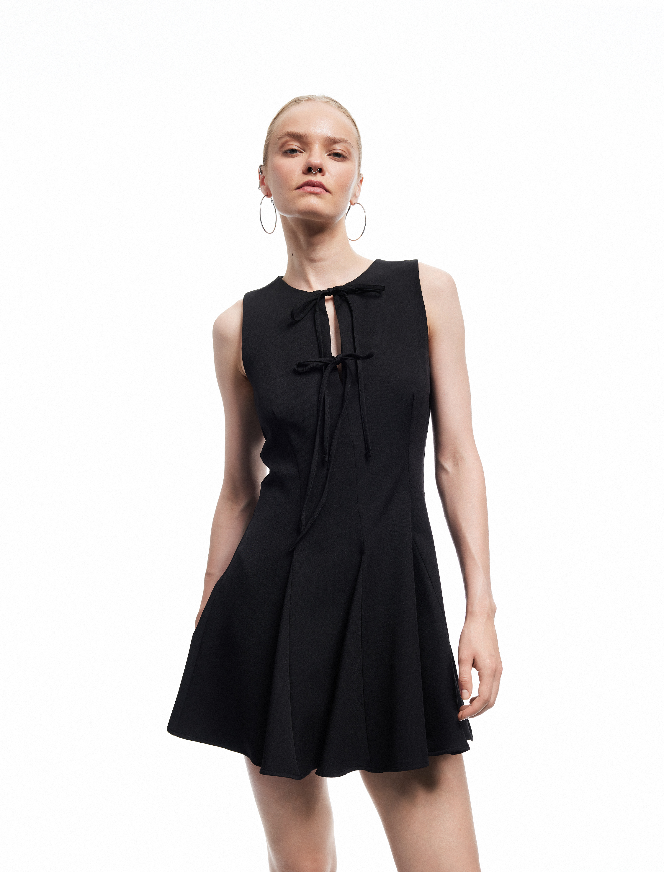   Kolsuz Fiyonklu Bağcıklı Yaka A Kesim Mini Elbise