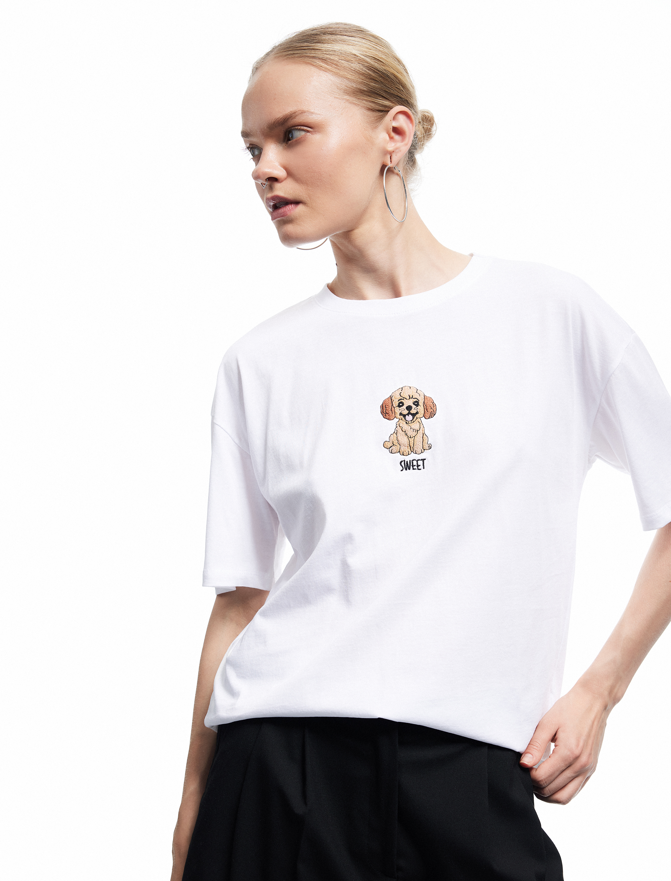 Kısa Kollu Bisiklet Yaka Köpek Nakışlı Pamuklu Tişört