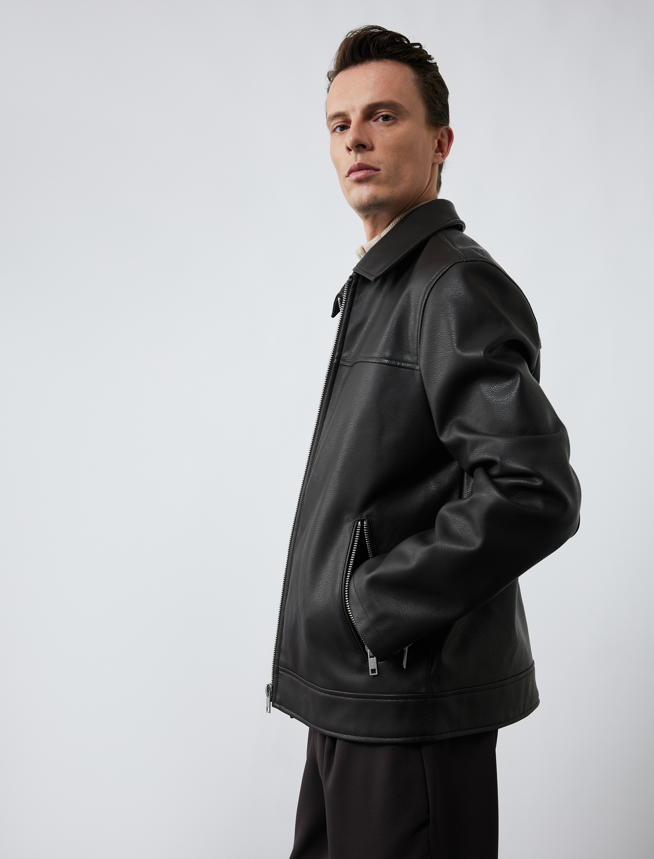   Uzun Kollu Fermuarlı Cep Detaylı Gömlek Yaka Suni Deri Ceket