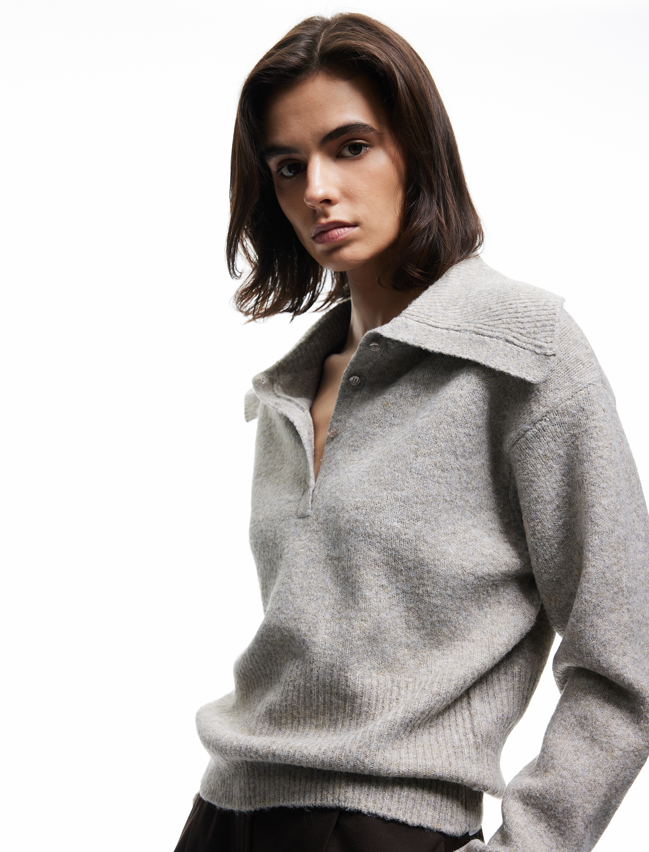   Regular Fit Uzun Kollu Yarım Düğme Detaylı Geniş Polo Yaka Triko Kazak