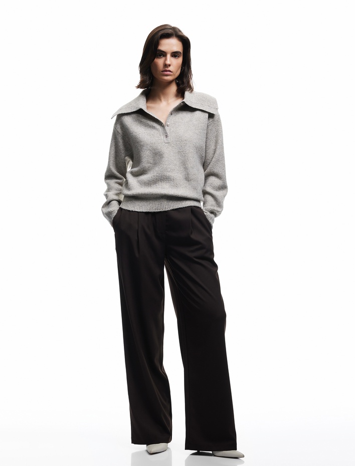  Regular Fit Uzun Kollu Yarım Düğme Detaylı Geniş Polo Yaka Triko Kazak