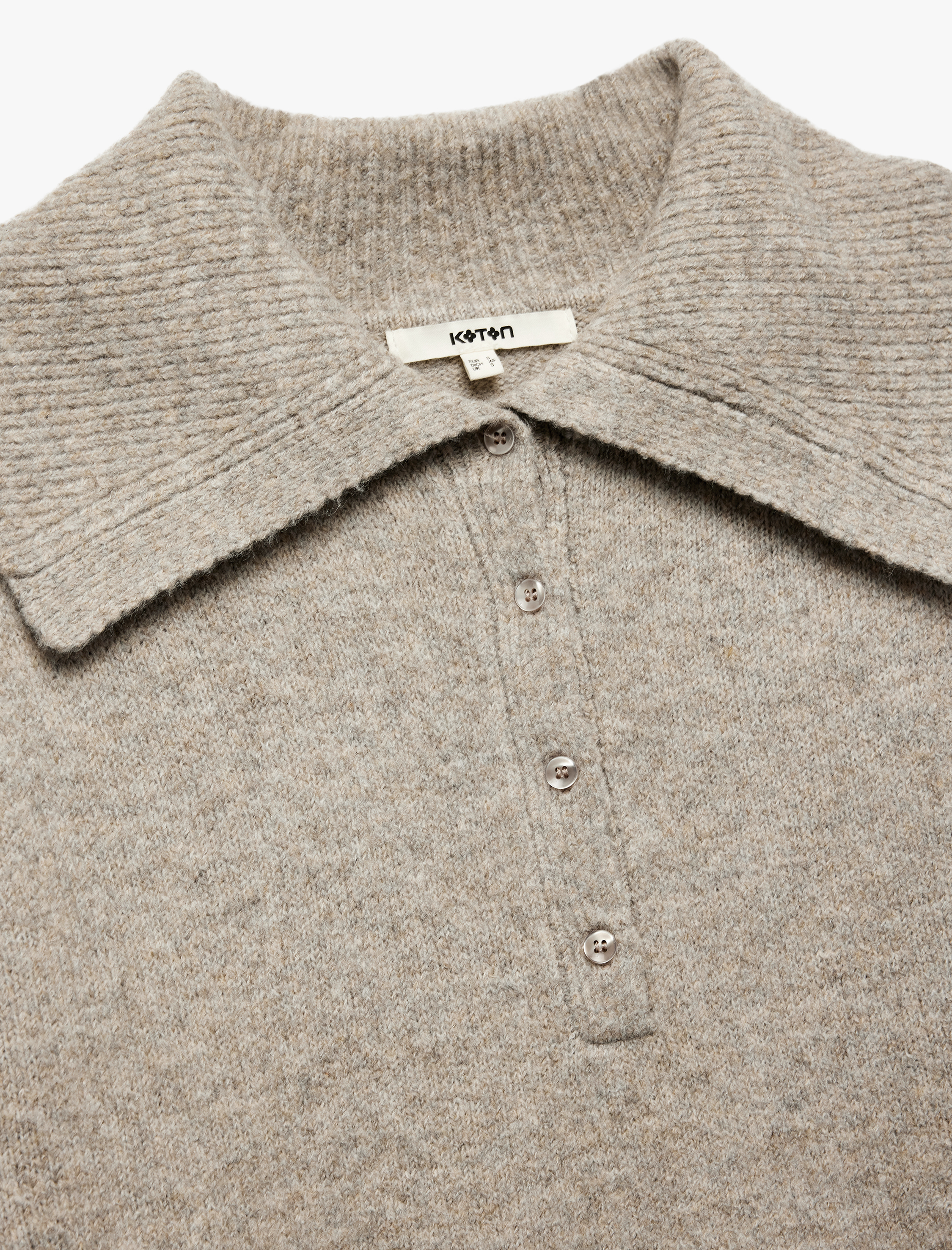   Regular Fit Uzun Kollu Yarım Düğme Detaylı Geniş Polo Yaka Triko Kazak