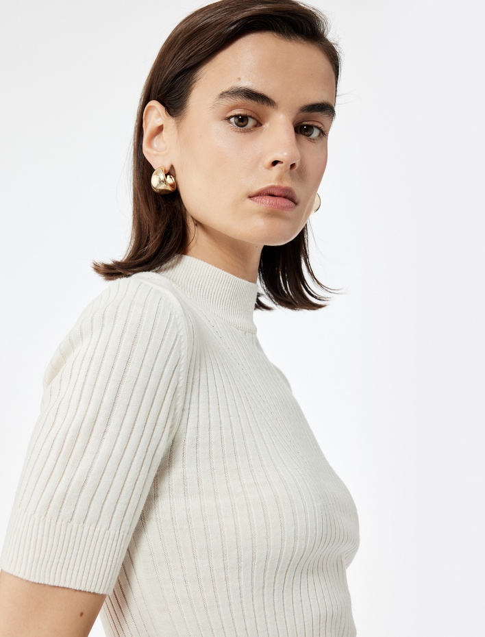  Dik Yaka Kısa Kollu Triko Kazak