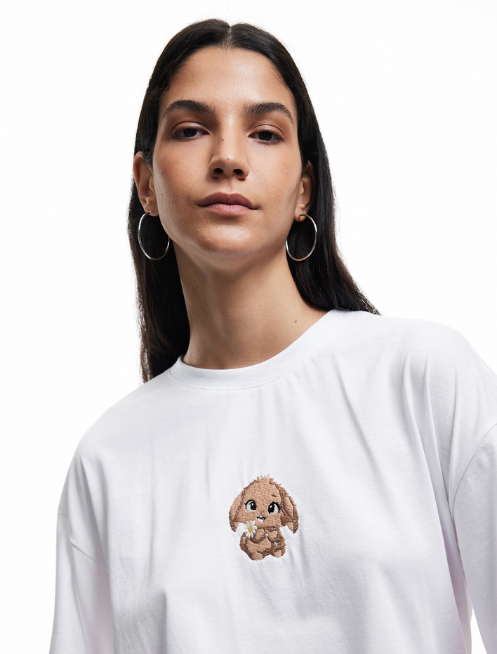  Kısa Kollu Bisiklet Yaka Pamuklu Köpek İşlemeli Oversize Tişört