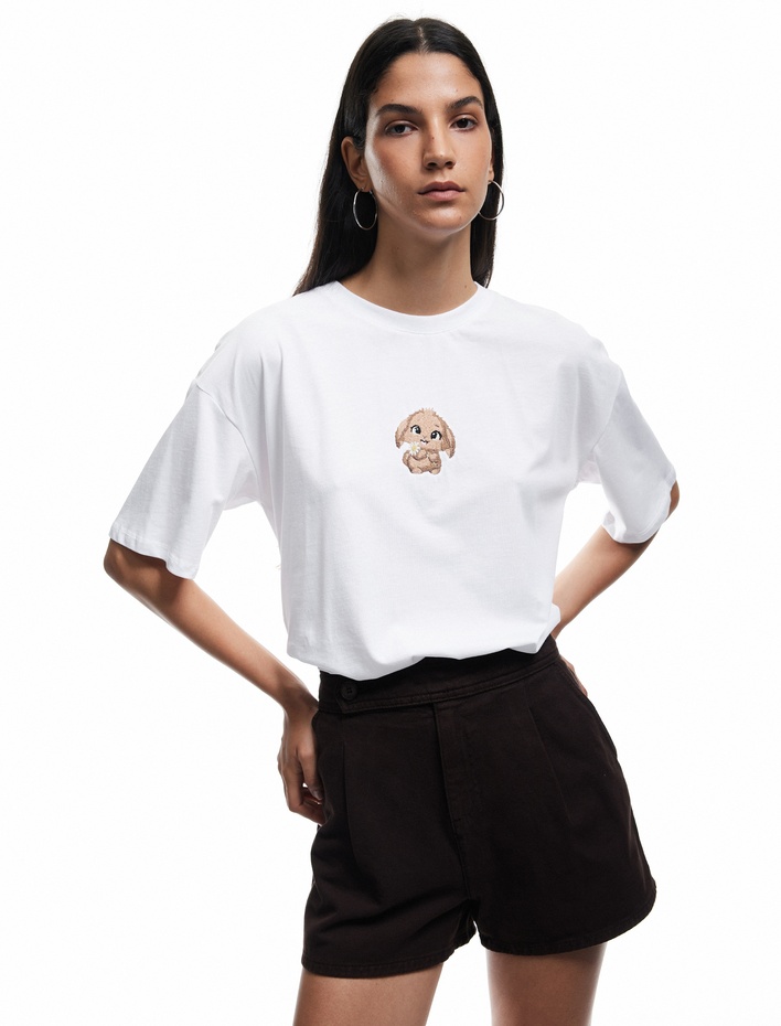  Kısa Kollu Bisiklet Yaka Pamuklu Köpek İşlemeli Oversize Tişört