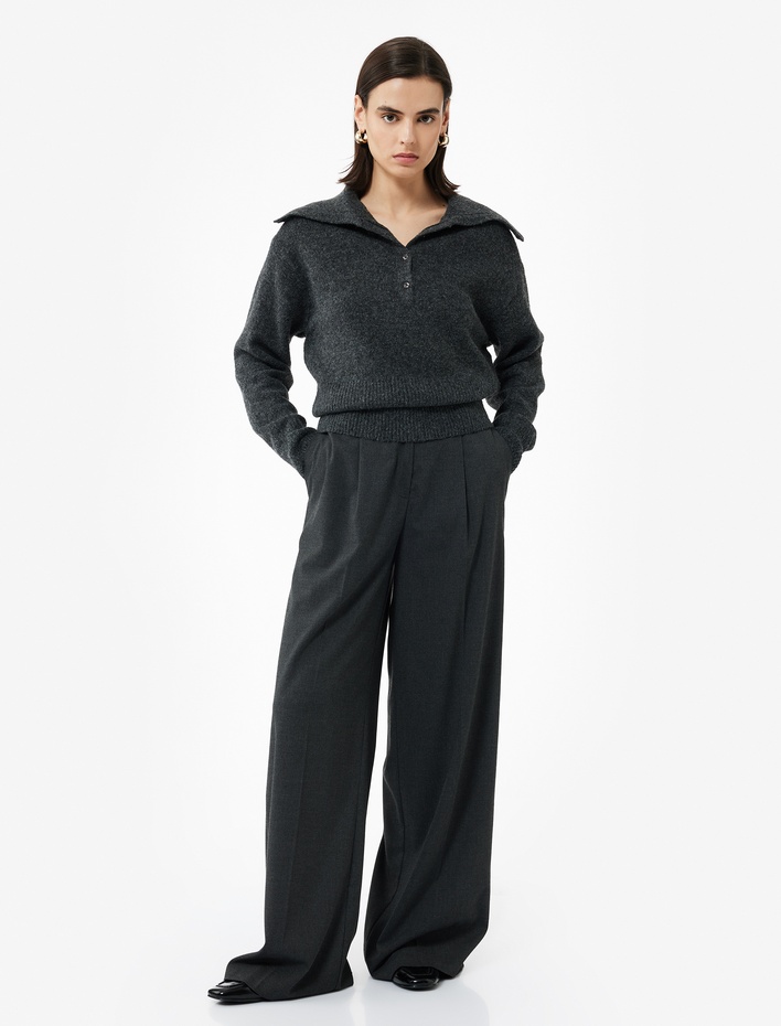  Regular Fit Uzun Kollu Yarım Düğme Detaylı Geniş Polo Yaka Triko Kazak