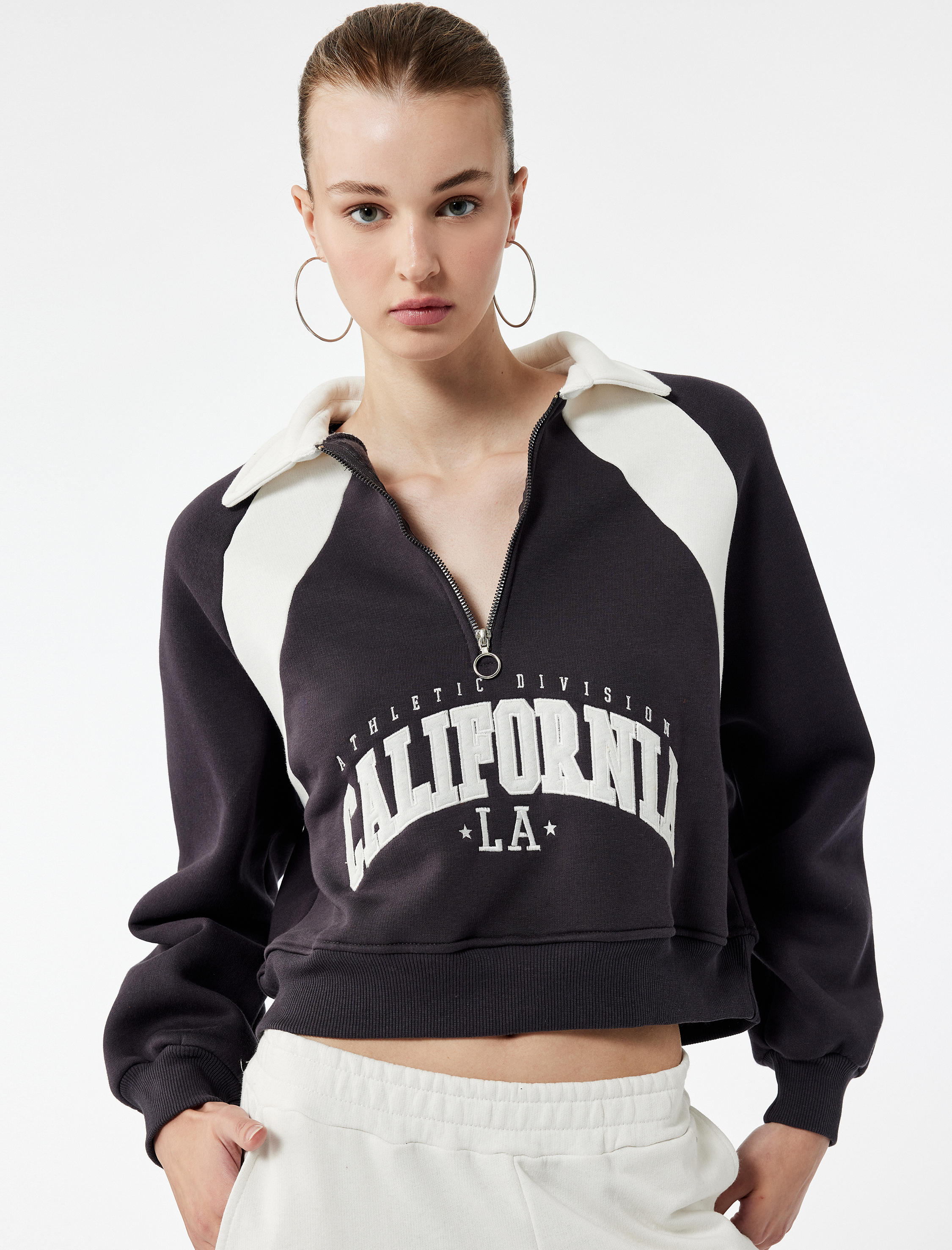   Şardonlu İşlemeli Yarım Fermuarlı Yaka Oversize Crop Sweatshirt