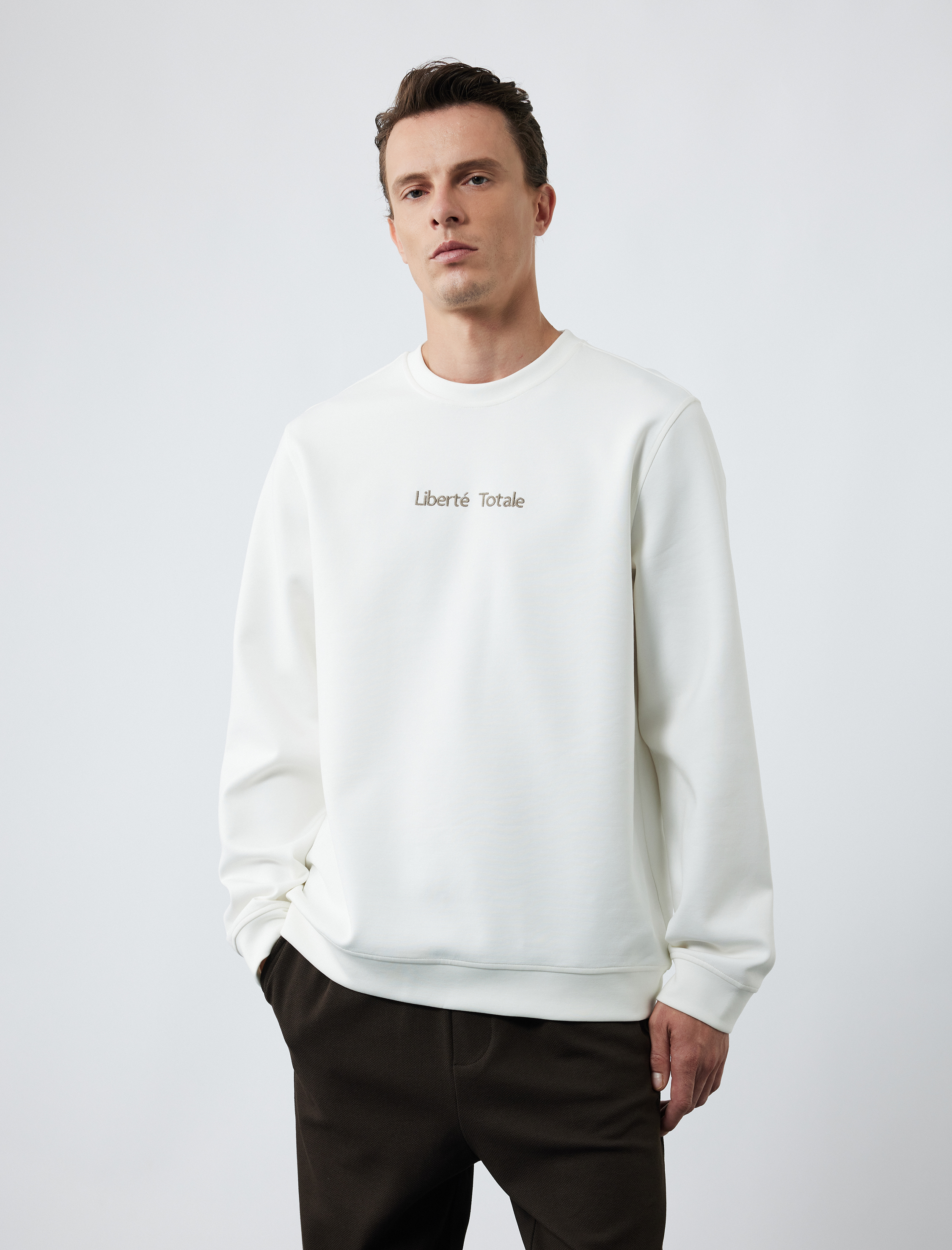   İşleme Detaylı Uzun Kollu Bisiklet Yaka Sweatshirt