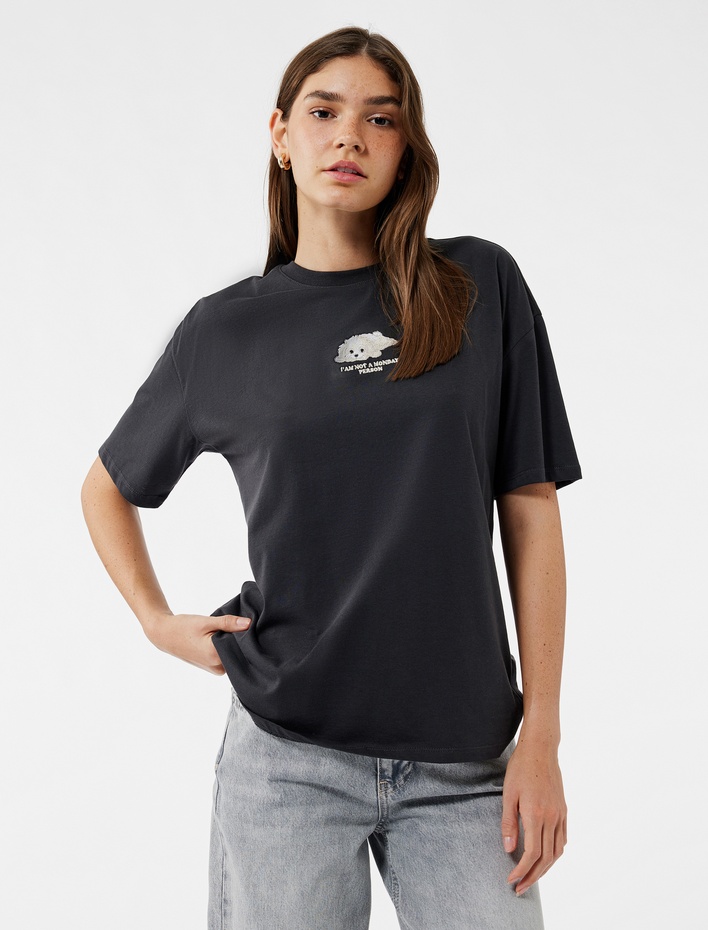  Nakış Detaylı Rahat Kalıp Bisiklet Yaka Kısa Kollu Tişört