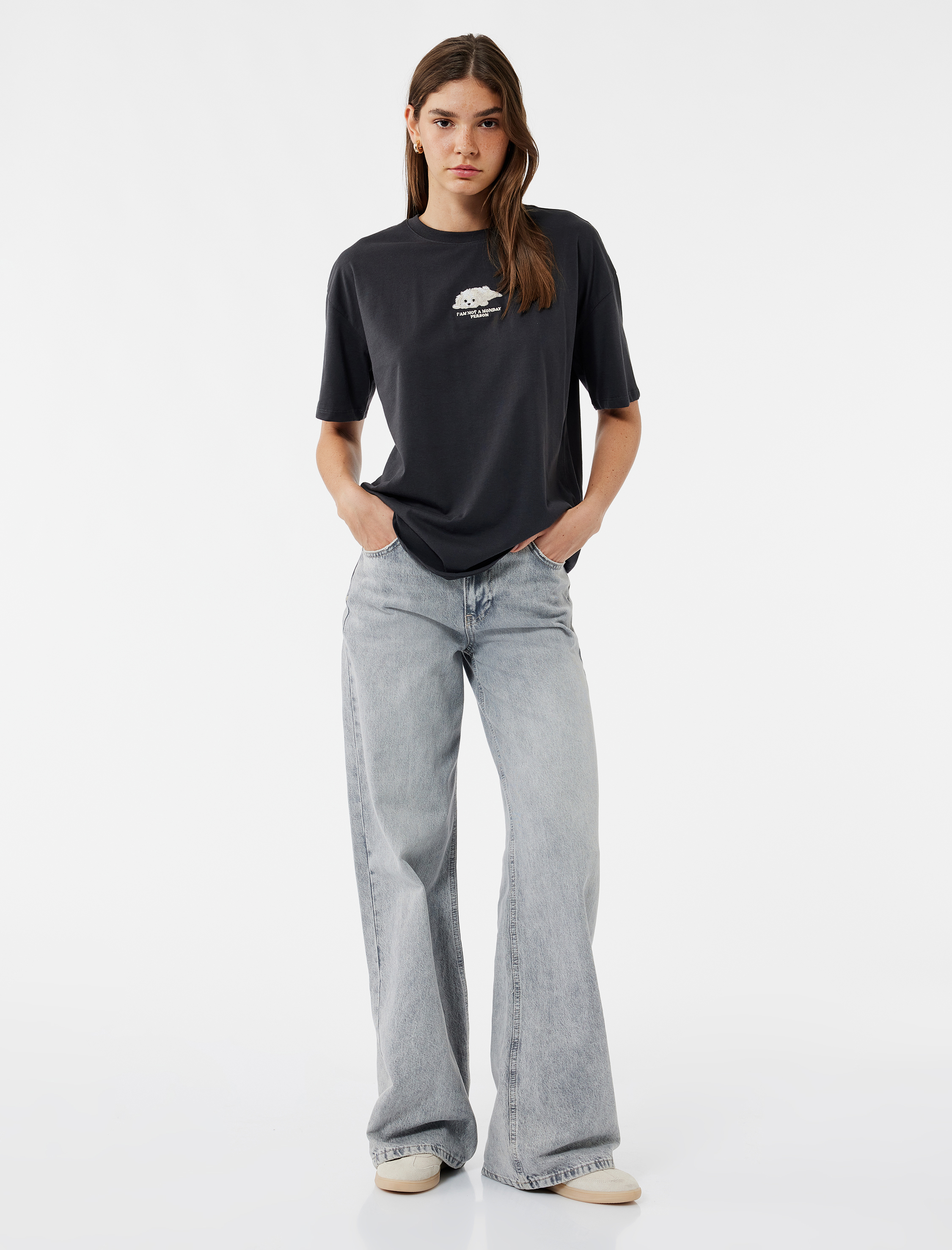 Nakış Detaylı Rahat Kalıp Bisiklet Yaka Kısa Kollu Tişört