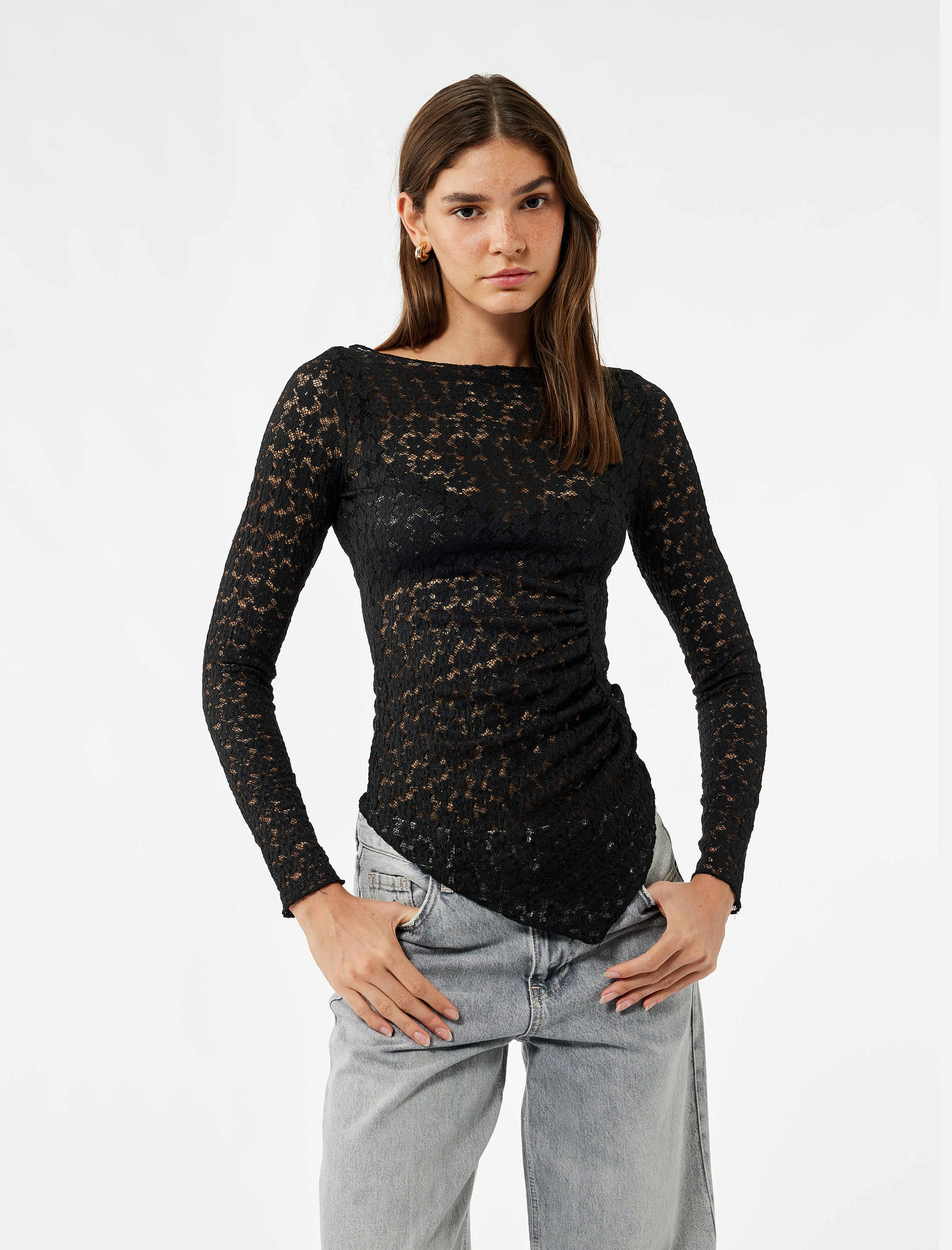   Dantel Detaylı Uzun Kollu Kayık Yaka Asimetrik Kesim Tişört