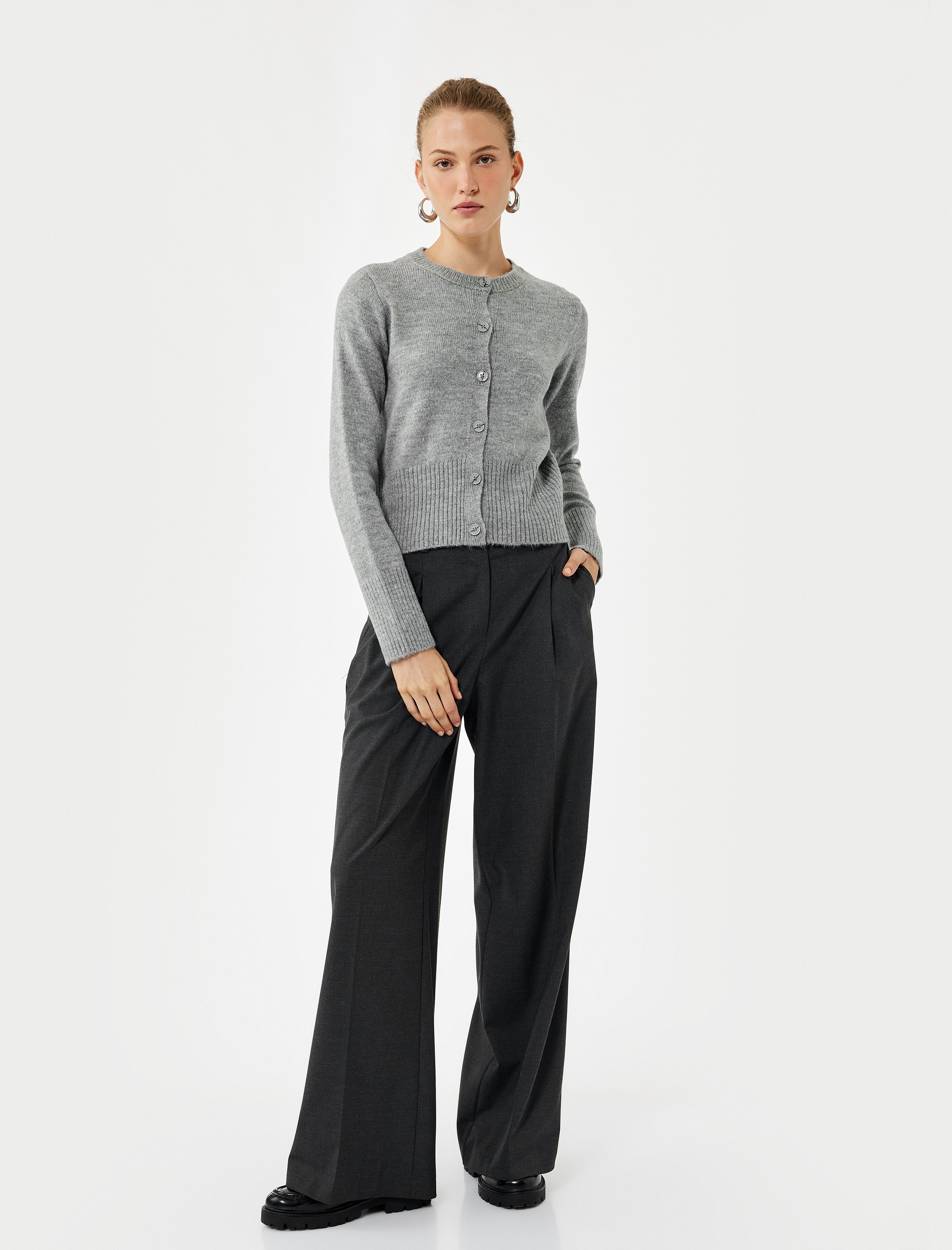   Düğmeli Uzun Kollu Bisiklet Yaka Triko Hırka