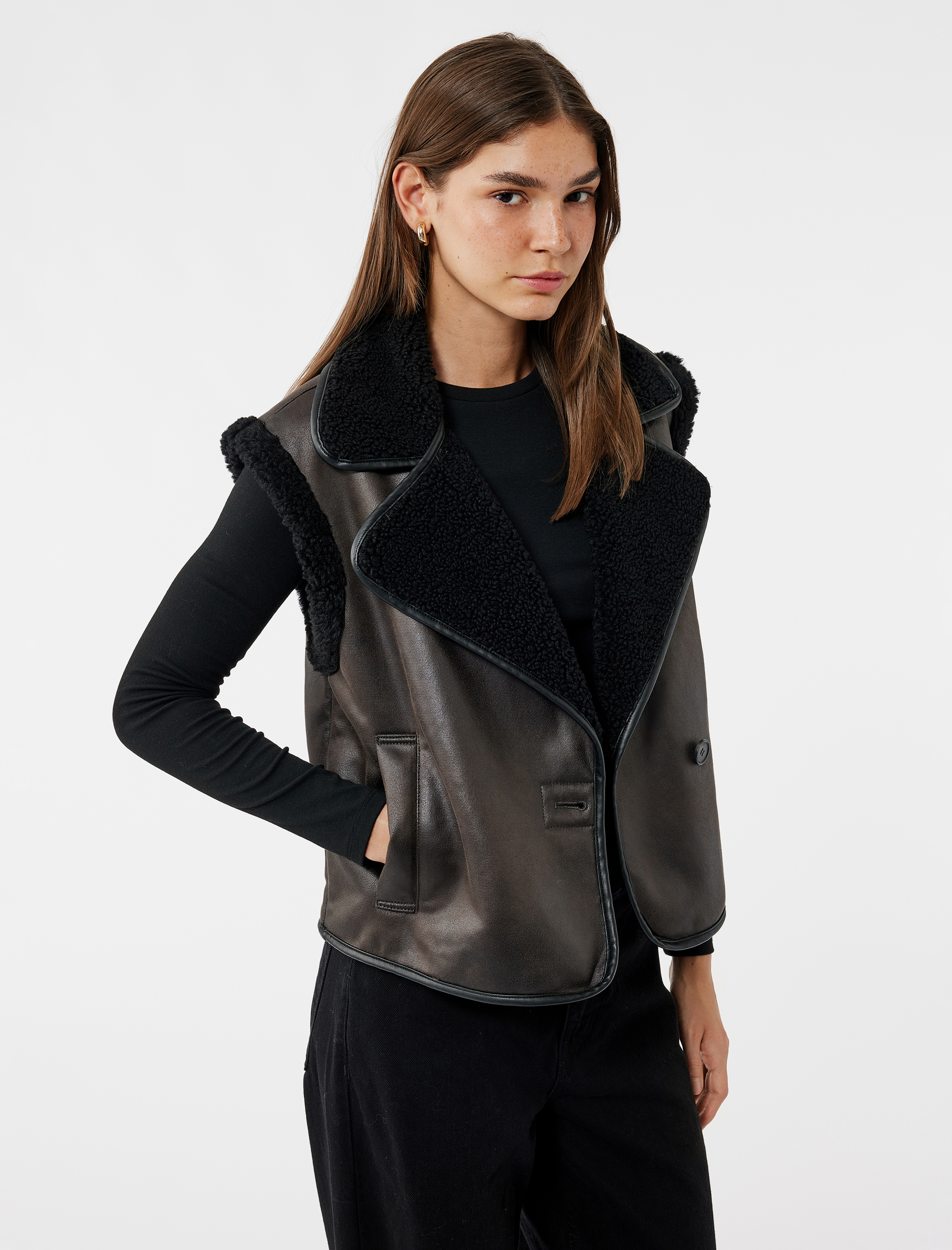   Dik Yaka Kolsuz Peluş Detaylı Yelek