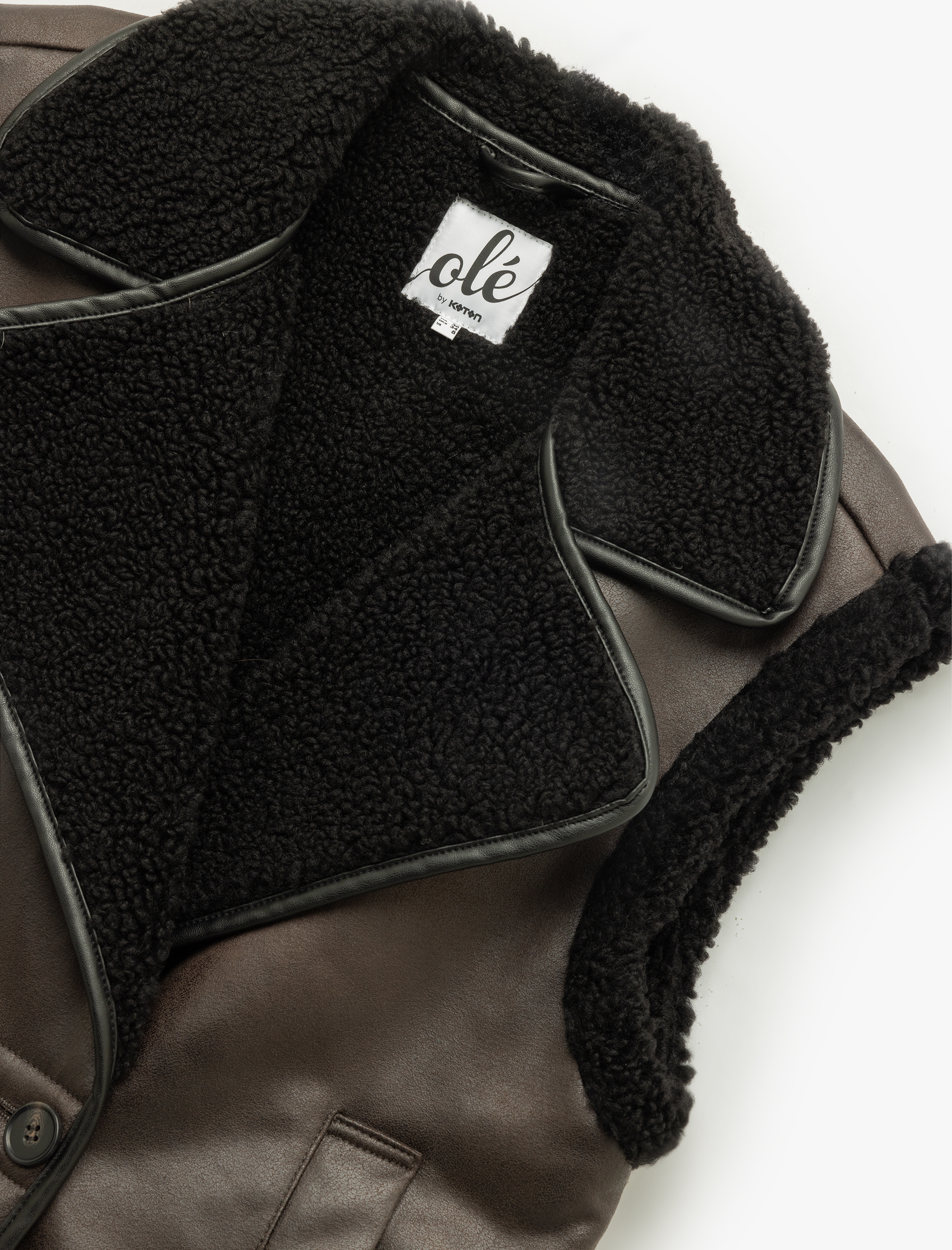   Dik Yaka Kolsuz Peluş Detaylı Yelek