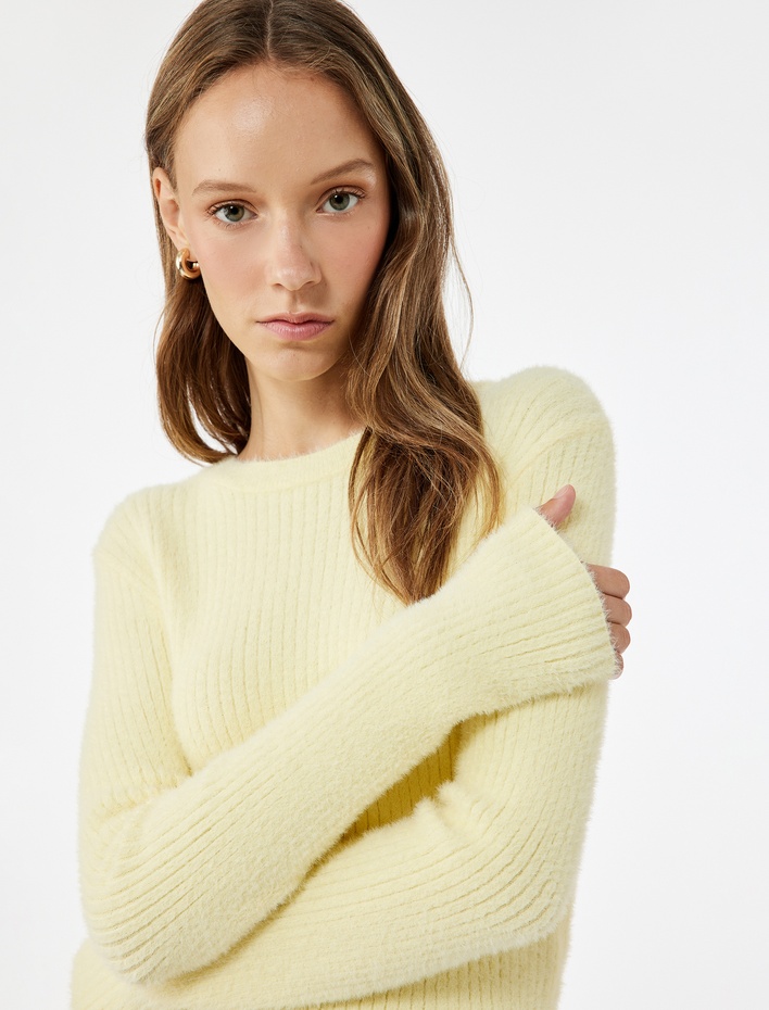  Uzun Kollu Bisiklet Yaka Slim Fit Dokulu Triko Crop Kazak